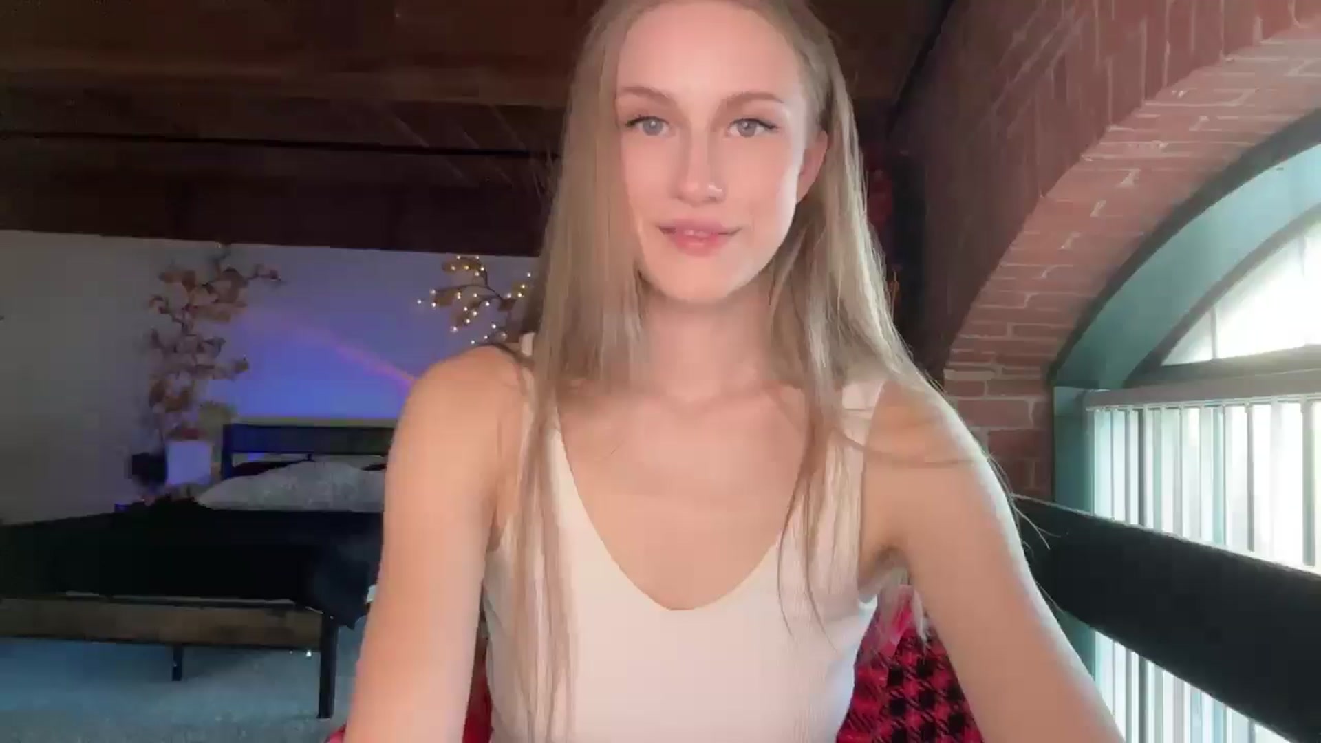 Gallery image thumbnail from Luna_Moore1's myfreecams stream on, 04/28/2025, 22:46 image 18 of 20