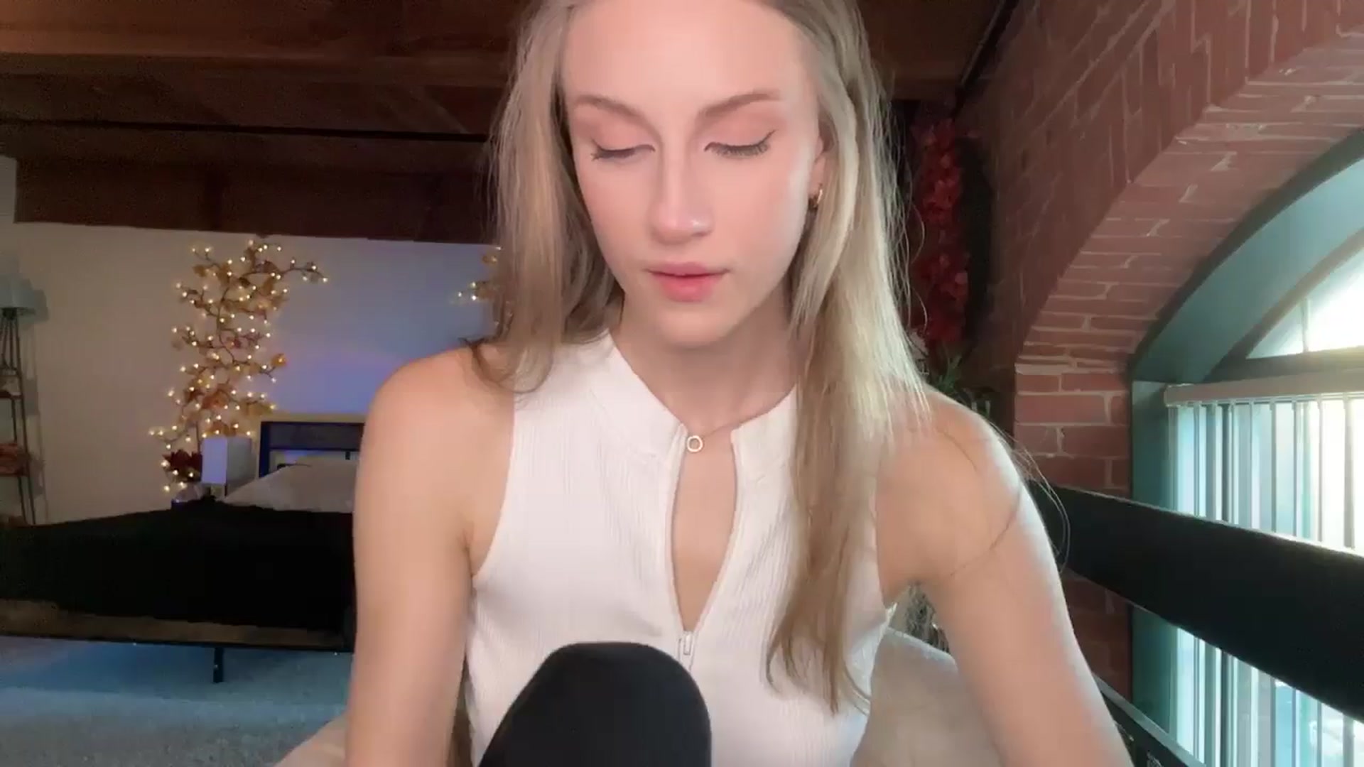 Gallery image thumbnail from Luna_Moore1's myfreecams stream on, 04/30/2025, 23:17 image 19 of 20