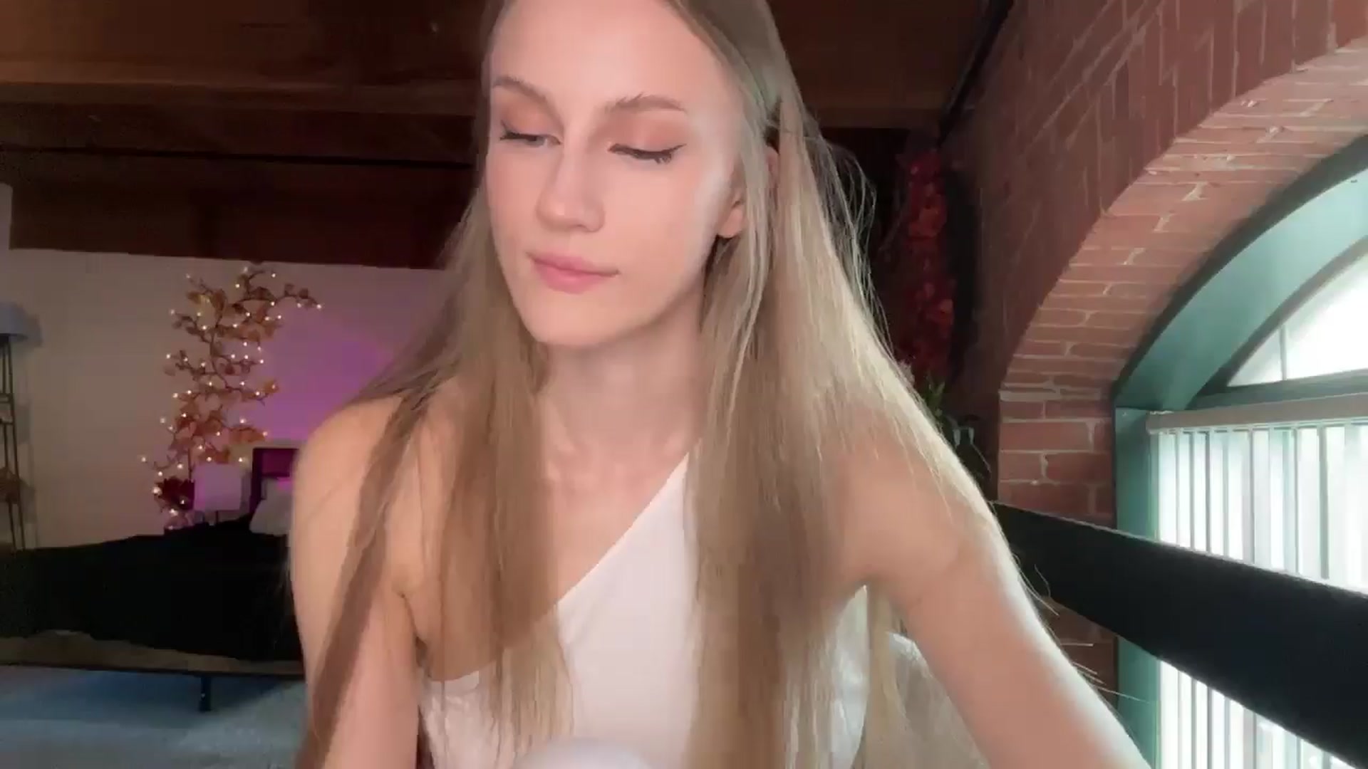 Gallery image thumbnail from Luna_Moore1's myfreecams stream on, 05/07/2025, 22:23 image 17 of 20