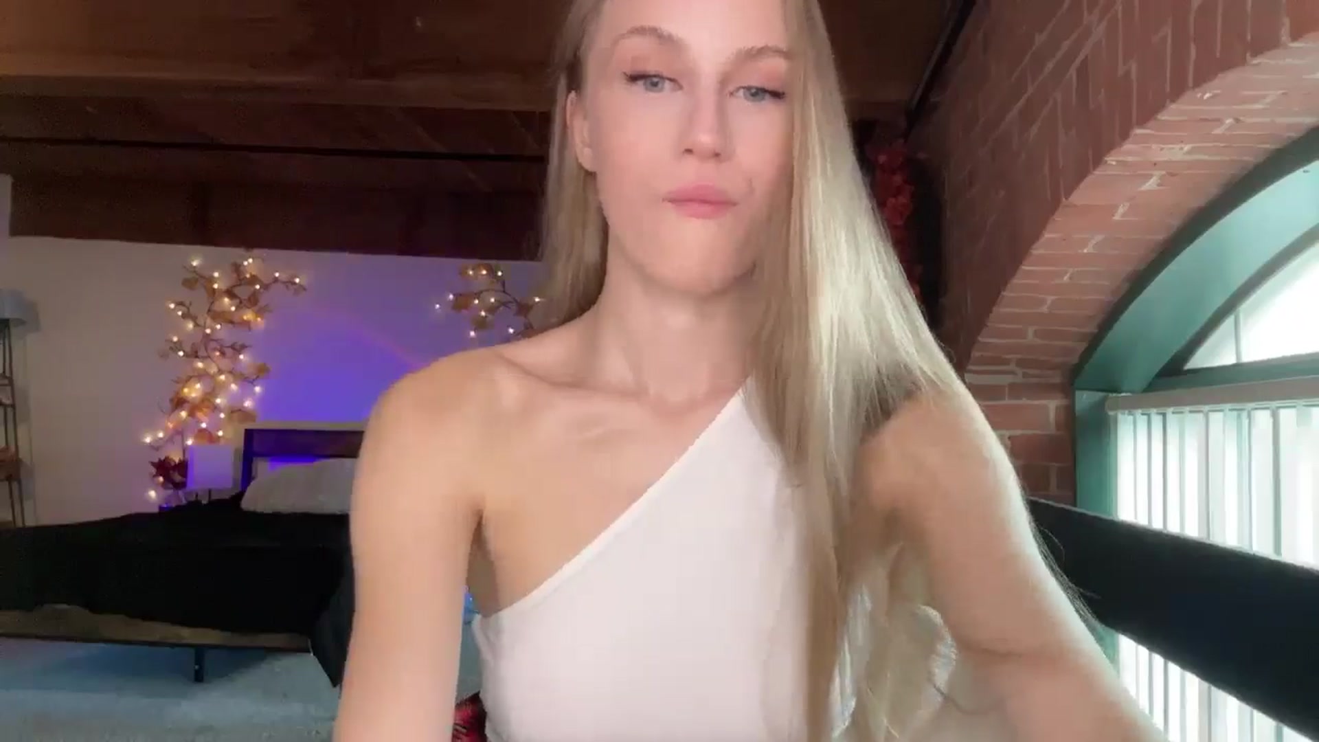 Gallery image thumbnail from Luna_Moore1's myfreecams stream on, 05/07/2025, 22:23 image 2 of 20