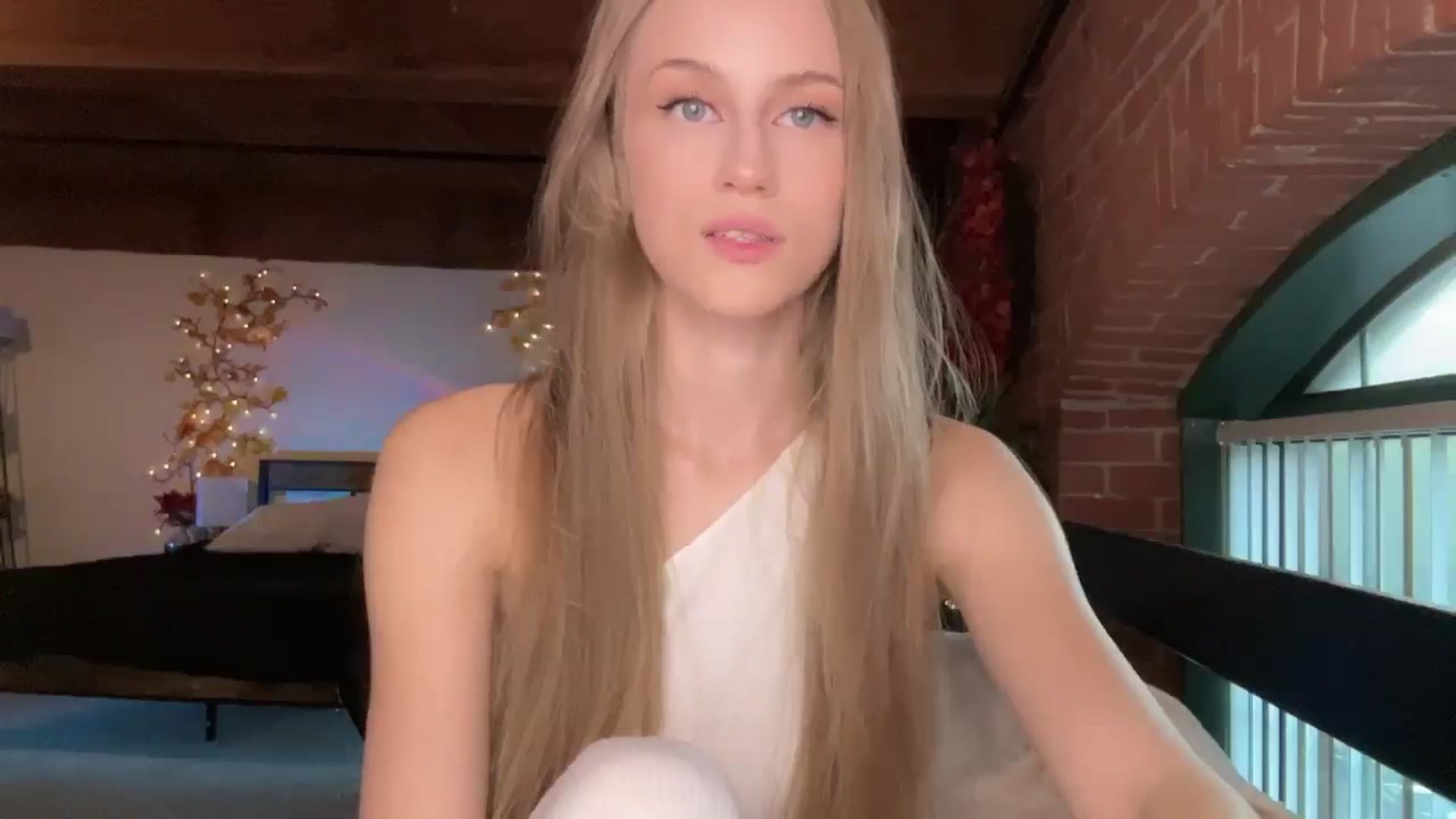 Gallery image thumbnail from Luna_Moore1's myfreecams stream on, 05/07/2025, 23:53 image 15 of 20