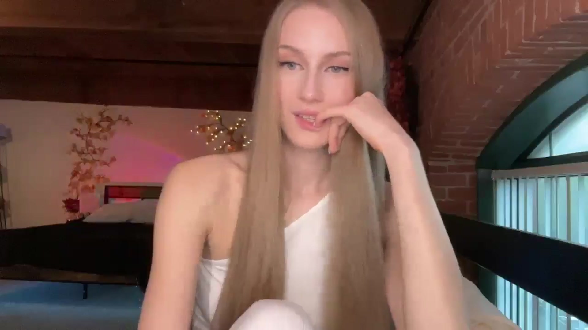 Gallery image thumbnail from Luna_Moore1's myfreecams stream on, 05/07/2025, 23:53 image 17 of 20