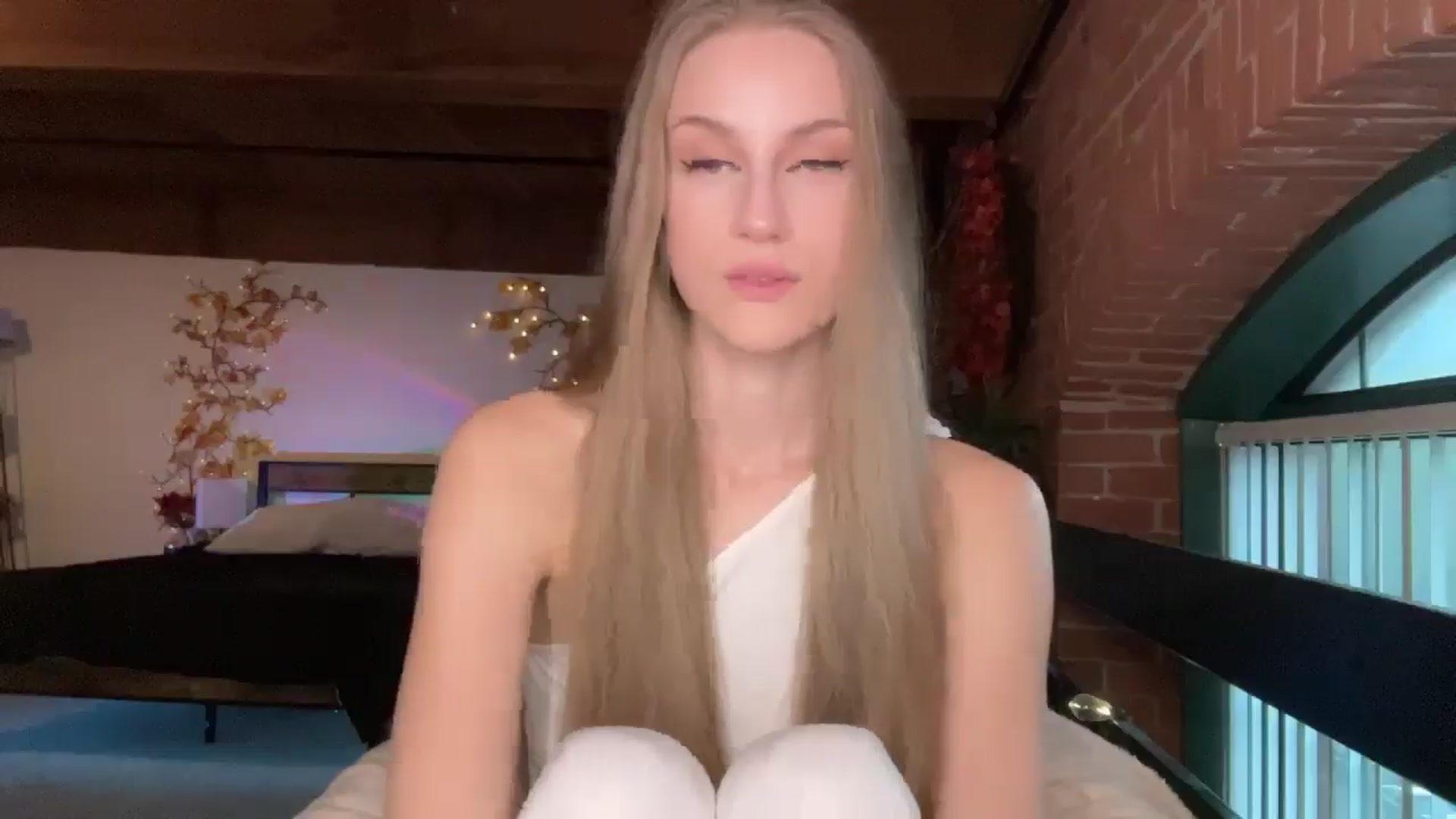 Gallery image thumbnail from Luna_Moore1's myfreecams stream on, 05/07/2025, 23:53 image 19 of 20