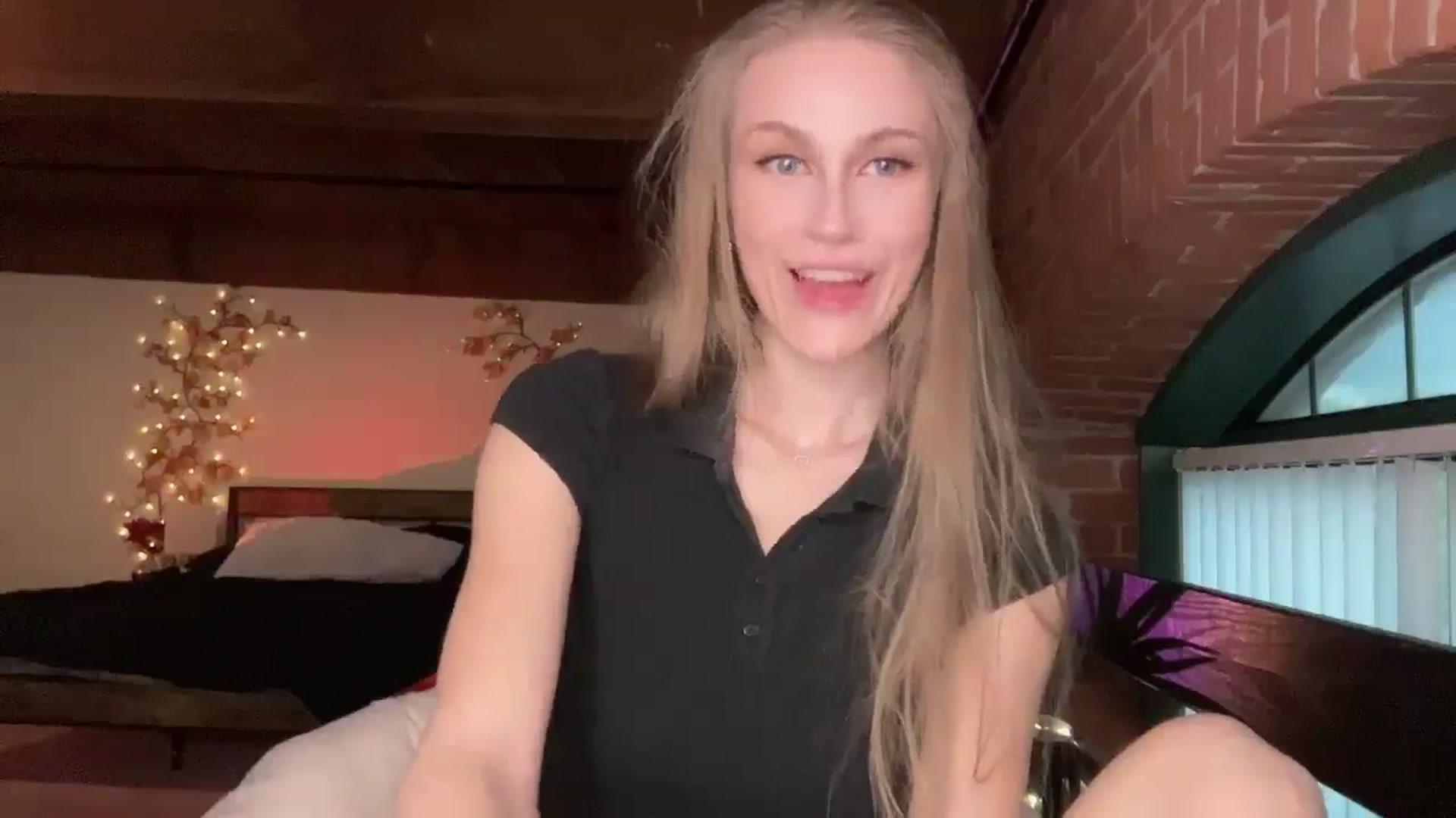 Gallery image thumbnail from Luna_Moore1's myfreecams stream on, 05/08/2025, 23:15 image 15 of 20