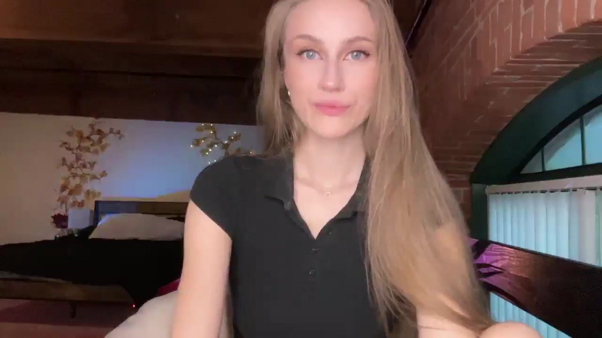 Gallery image thumbnail from Luna_Moore1's myfreecams stream on, 05/08/2025, 23:15 image 19 of 20