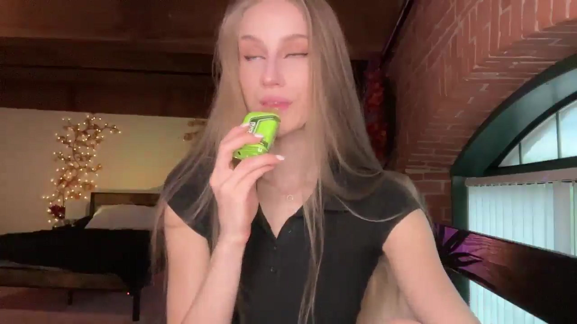 Gallery image thumbnail from Luna_Moore1's myfreecams stream on, 05/08/2025, 23:15 image 7 of 20