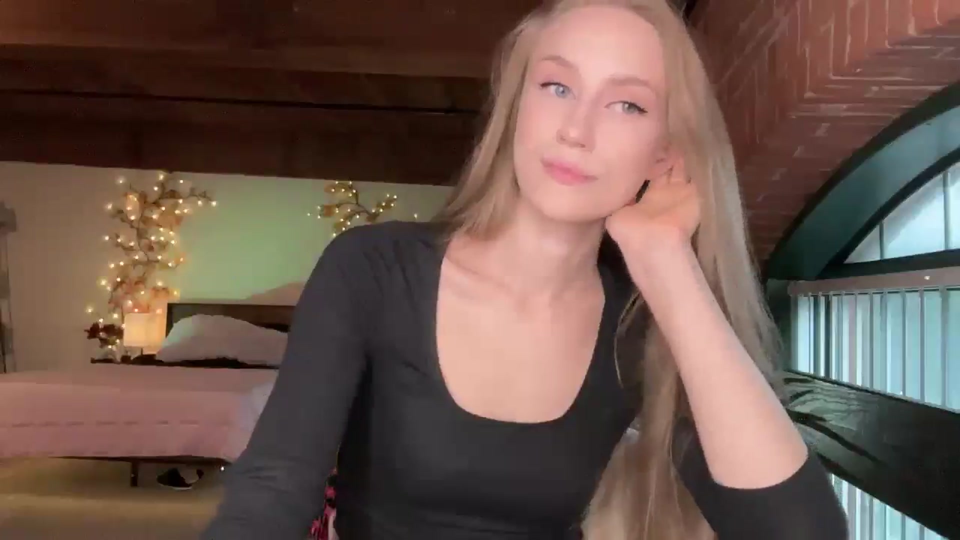 Gallery image thumbnail from Luna_Moore1's myfreecams stream on, 06/09/2025, 24:01 image 16 of 20