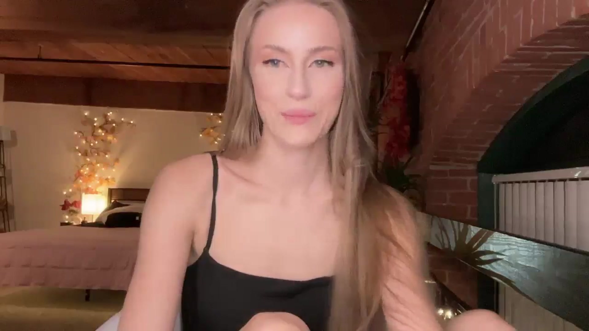 Gallery image thumbnail from Luna_Moore1's myfreecams stream on, 07/13/2025, 01:34 image 17 of 20