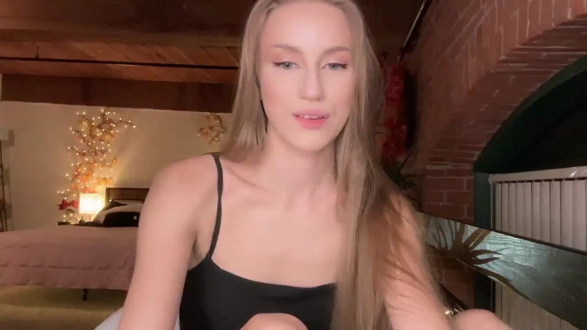 Gallery image thumbnail from Luna_Moore1's myfreecams stream on, 07/13/2025, 01:34 image 19 of 20