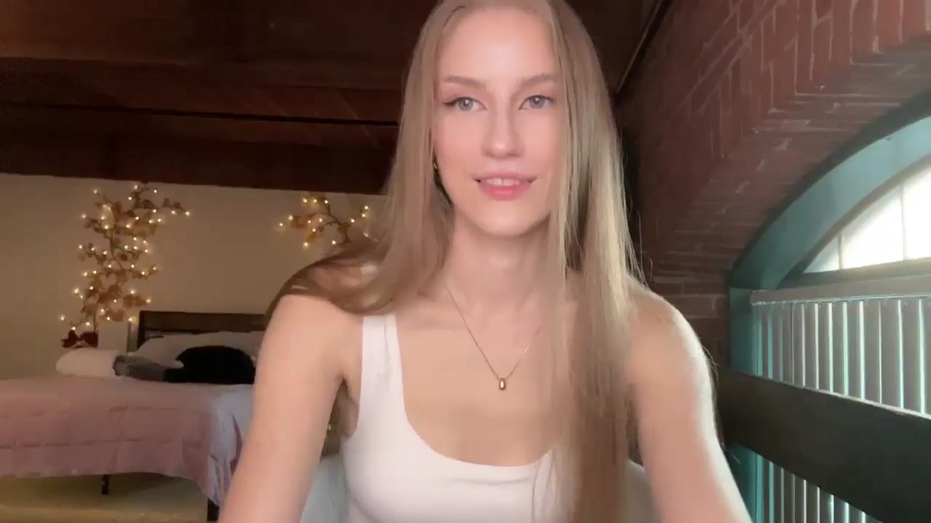 Gallery image thumbnail from Luna_Moore1's myfreecams stream on, 07/16/2025, 24:37 image 4 of 20