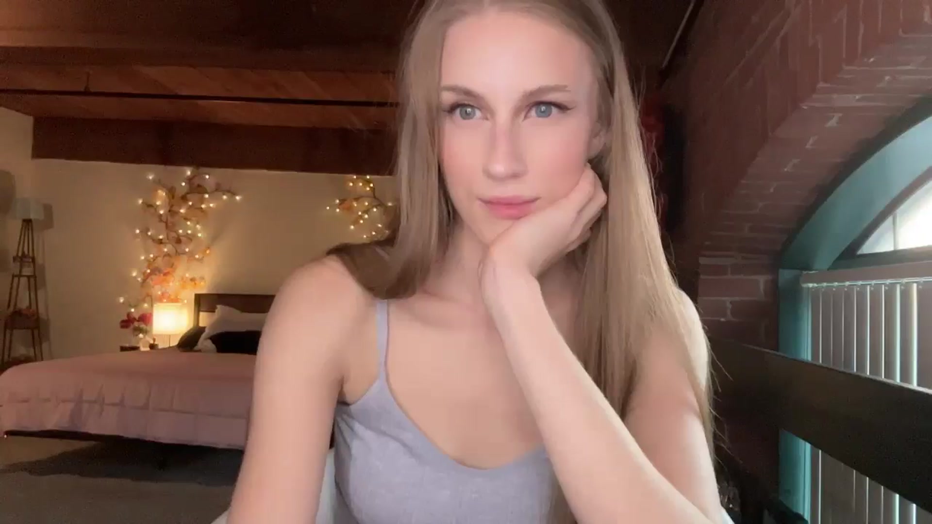 Gallery image thumbnail from Luna_Moore1's myfreecams stream on, 08/03/2025, 23:36 image 8 of 20