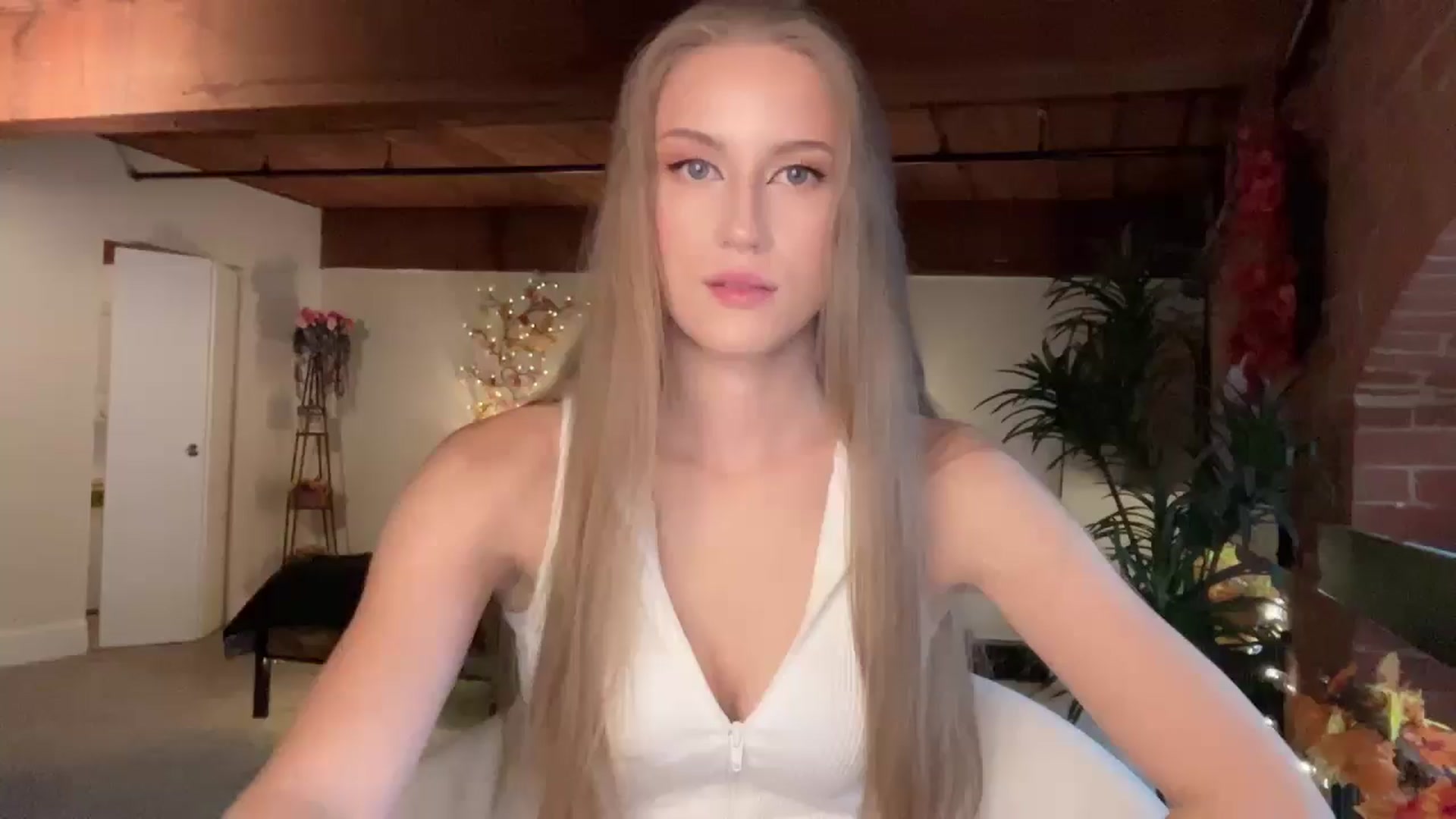 Gallery image thumbnail from Luna_Moore1's myfreecams stream on, 10/23/2025, 21:26 image 8 of 20