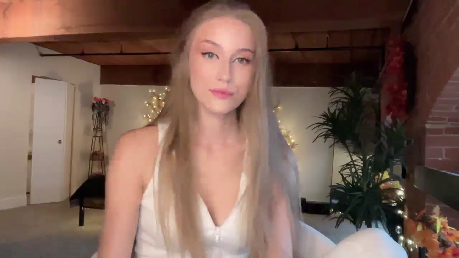 Gallery image thumbnail from Luna_Moore1's myfreecams stream on, 10/23/2025, 21:26 image 3 of 20