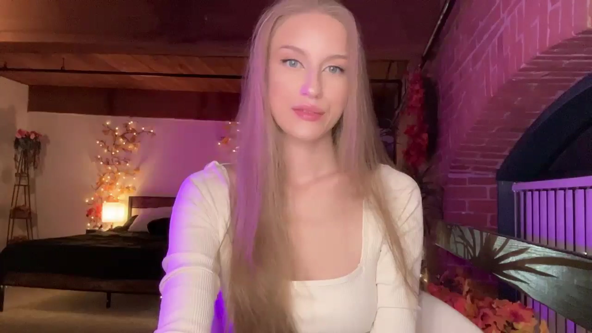 Gallery image thumbnail from Luna_Moore1's myfreecams stream on, 11/05/2025, 24:09 image 5 of 20
