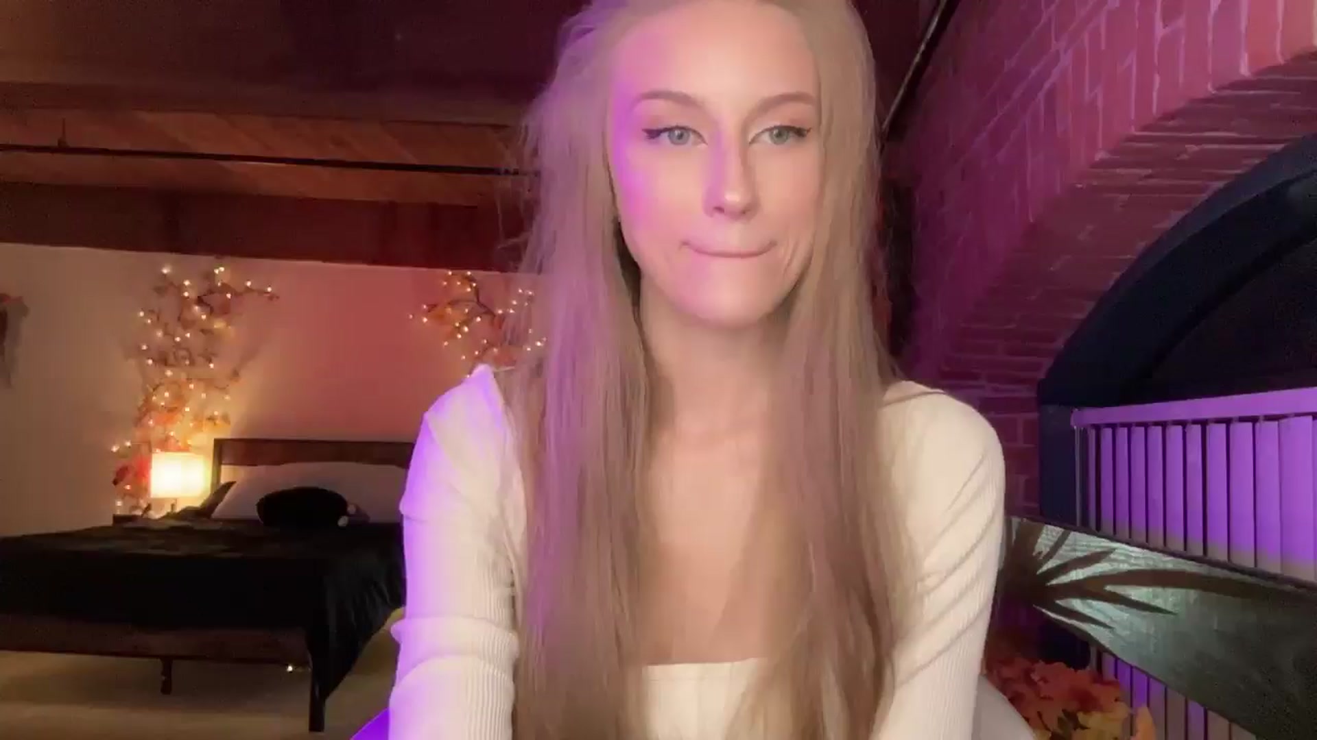 Gallery image thumbnail from Luna_Moore1's myfreecams stream on, 11/05/2025, 24:09 image 15 of 20