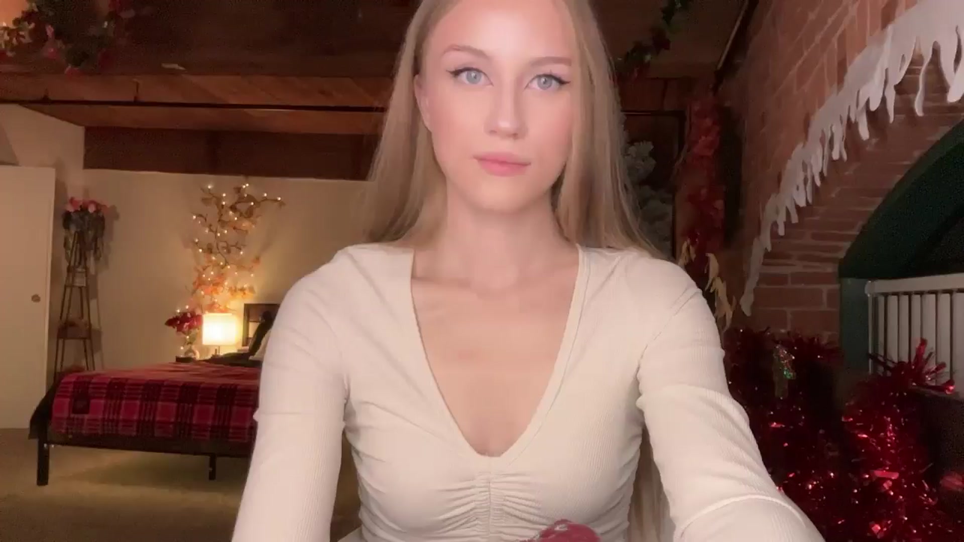 Gallery image thumbnail from Luna_Moore1's myfreecams stream on, 11/15/2025, 24:05 image 18 of 20