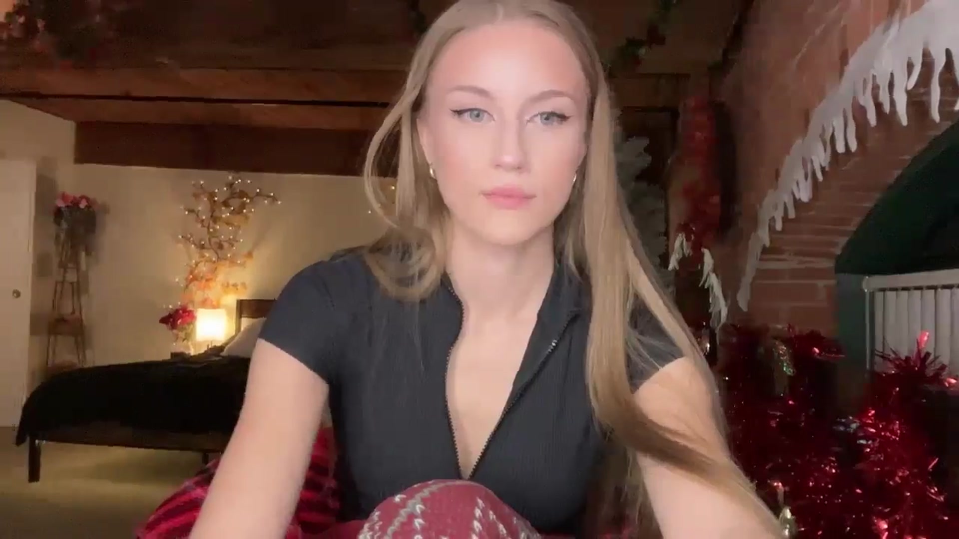 Gallery image thumbnail from Luna_Moore1's myfreecams stream on, 11/18/2025, 01:22 image 6 of 20