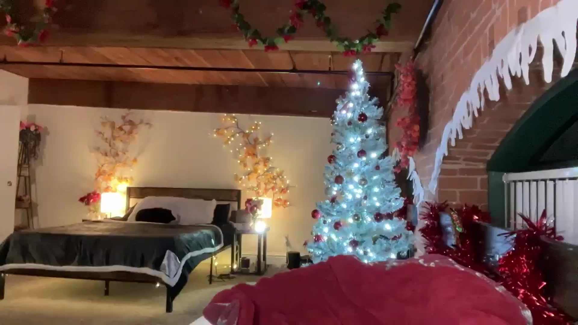 Gallery image thumbnail from Luna_Moore1's myfreecams stream on, 12/17/2025, 24:15 image 18 of 20