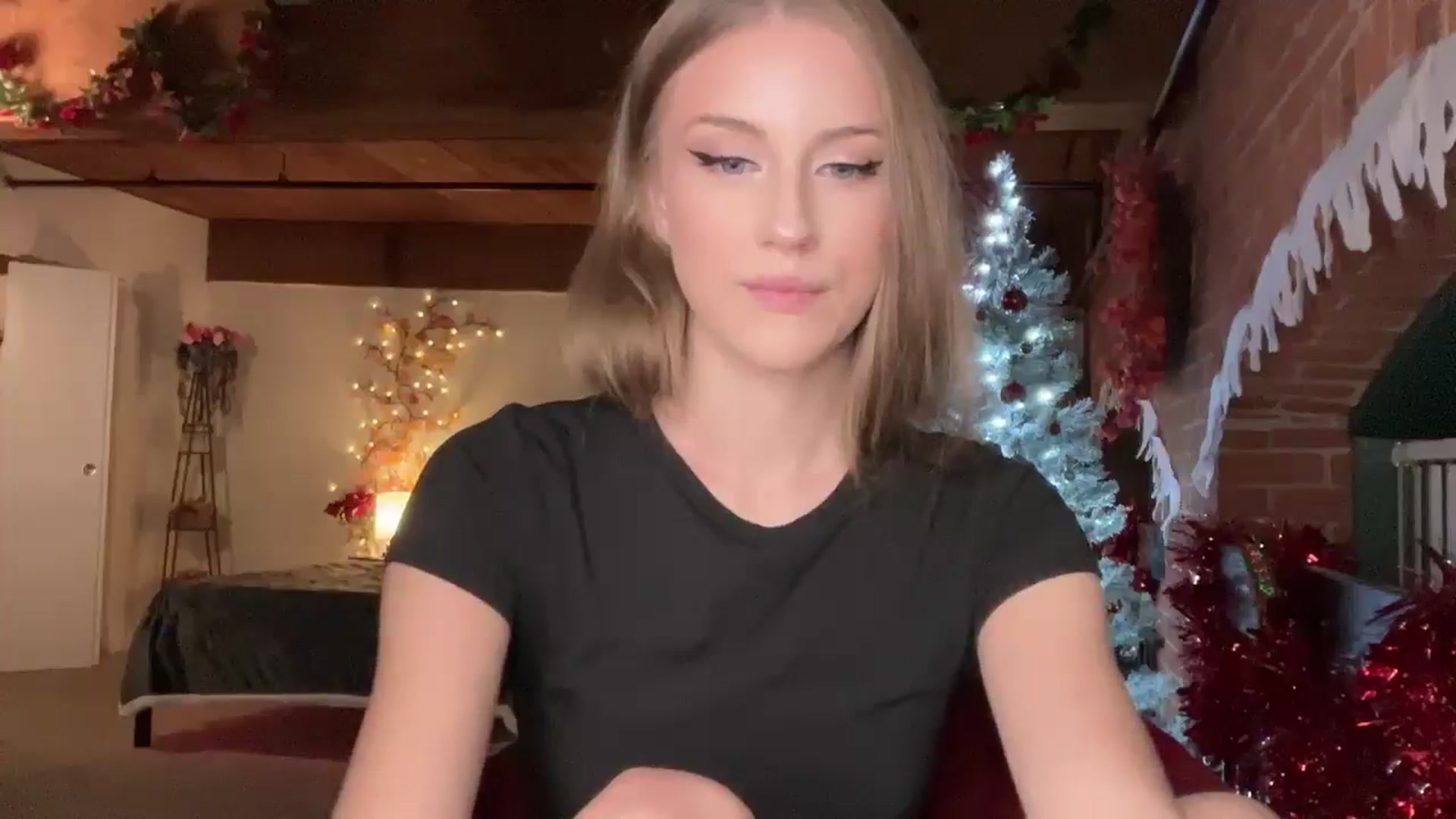 Gallery image thumbnail from Luna_Moore1's myfreecams stream on, 12/18/2025, 23:46 image 10 of 20