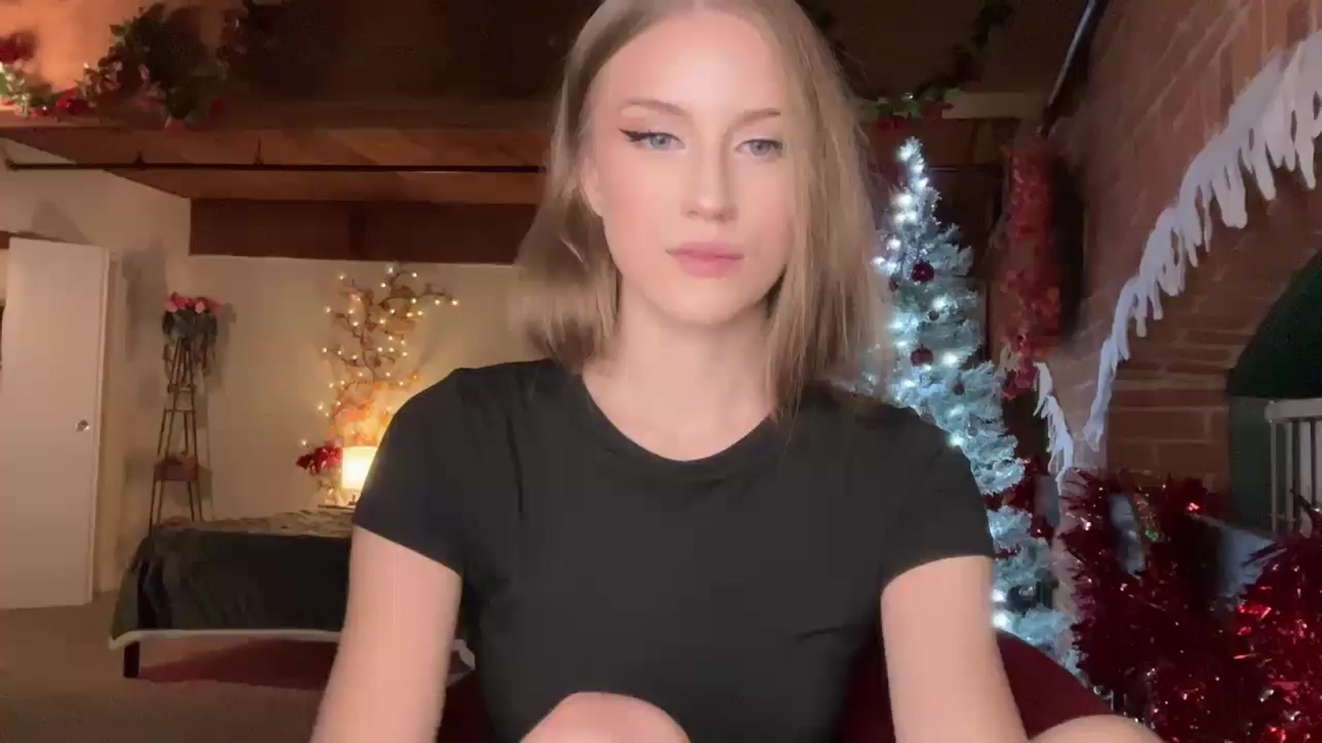 Gallery image thumbnail from Luna_Moore1's myfreecams stream on, 12/18/2025, 23:46 image 9 of 20