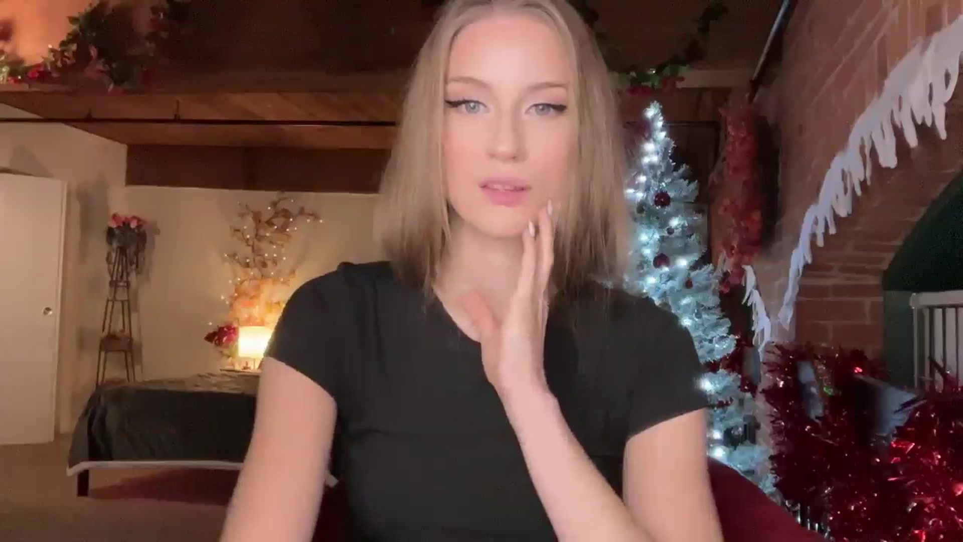 Gallery image thumbnail from Luna_Moore1's myfreecams stream on, 12/18/2025, 23:46 image 14 of 20