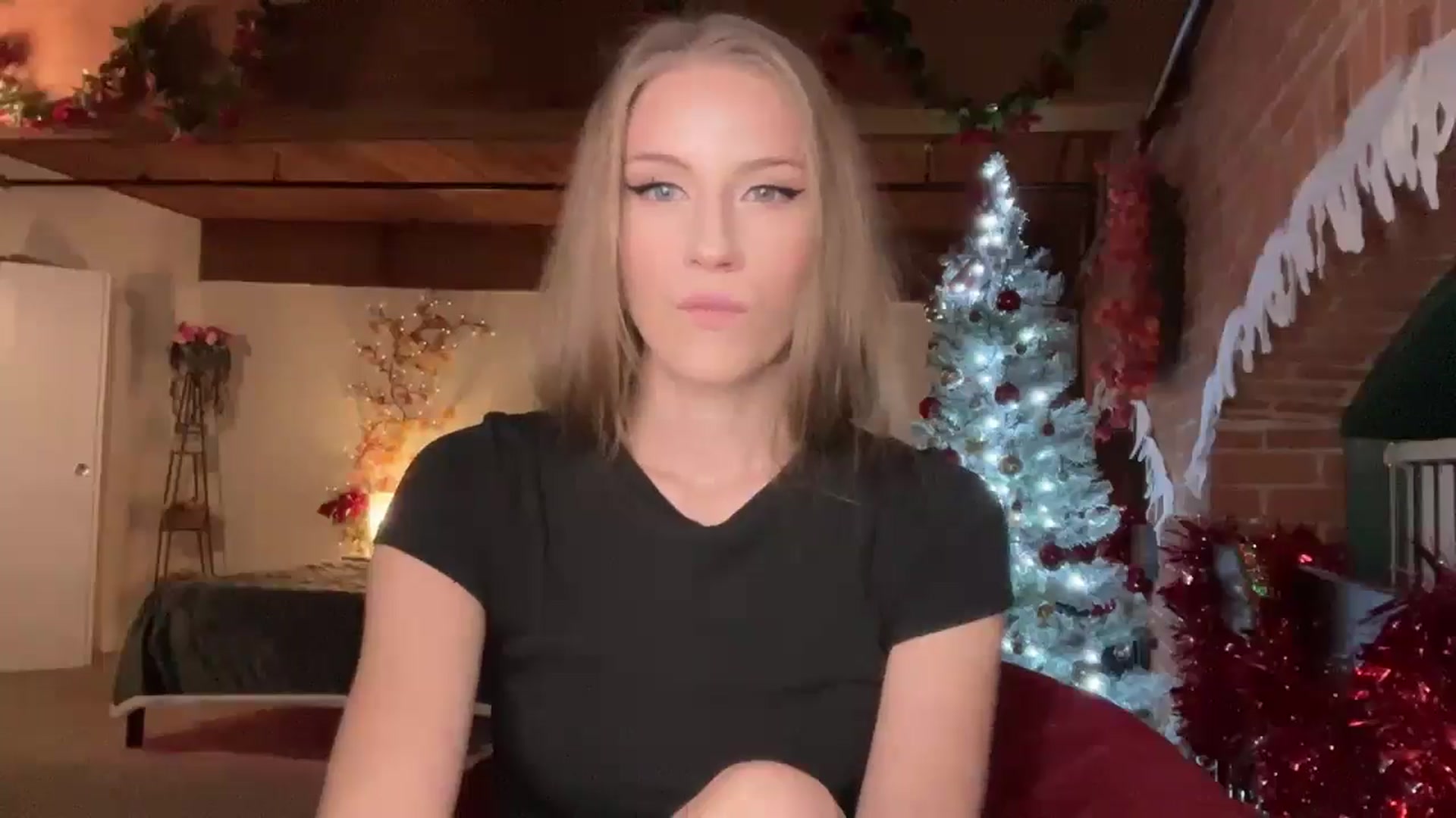 Gallery image thumbnail from Luna_Moore1's myfreecams stream on, 12/18/2025, 23:46 image 12 of 20