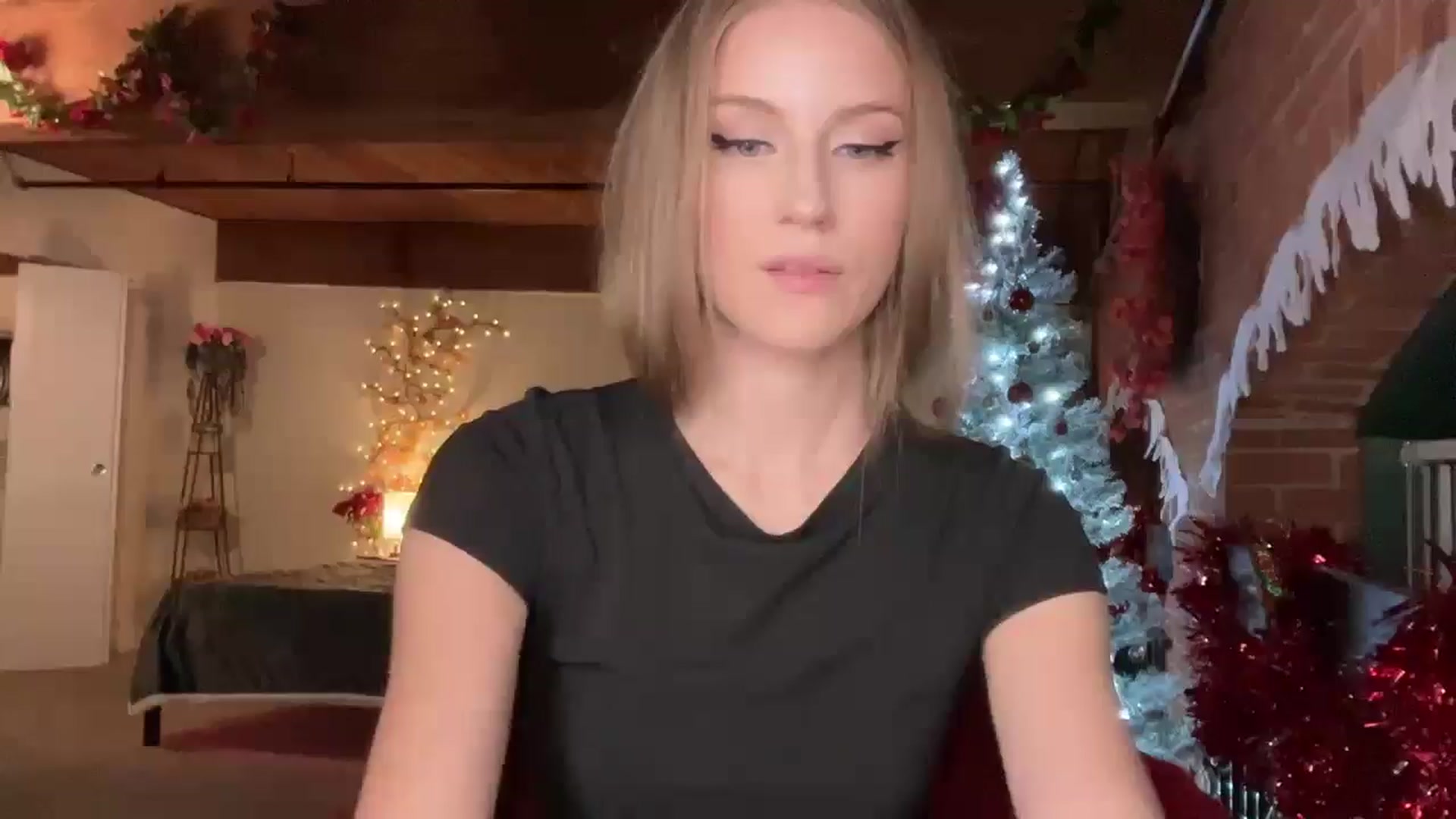 Gallery image thumbnail from Luna_Moore1's myfreecams stream on, 12/18/2025, 23:46 image 3 of 20