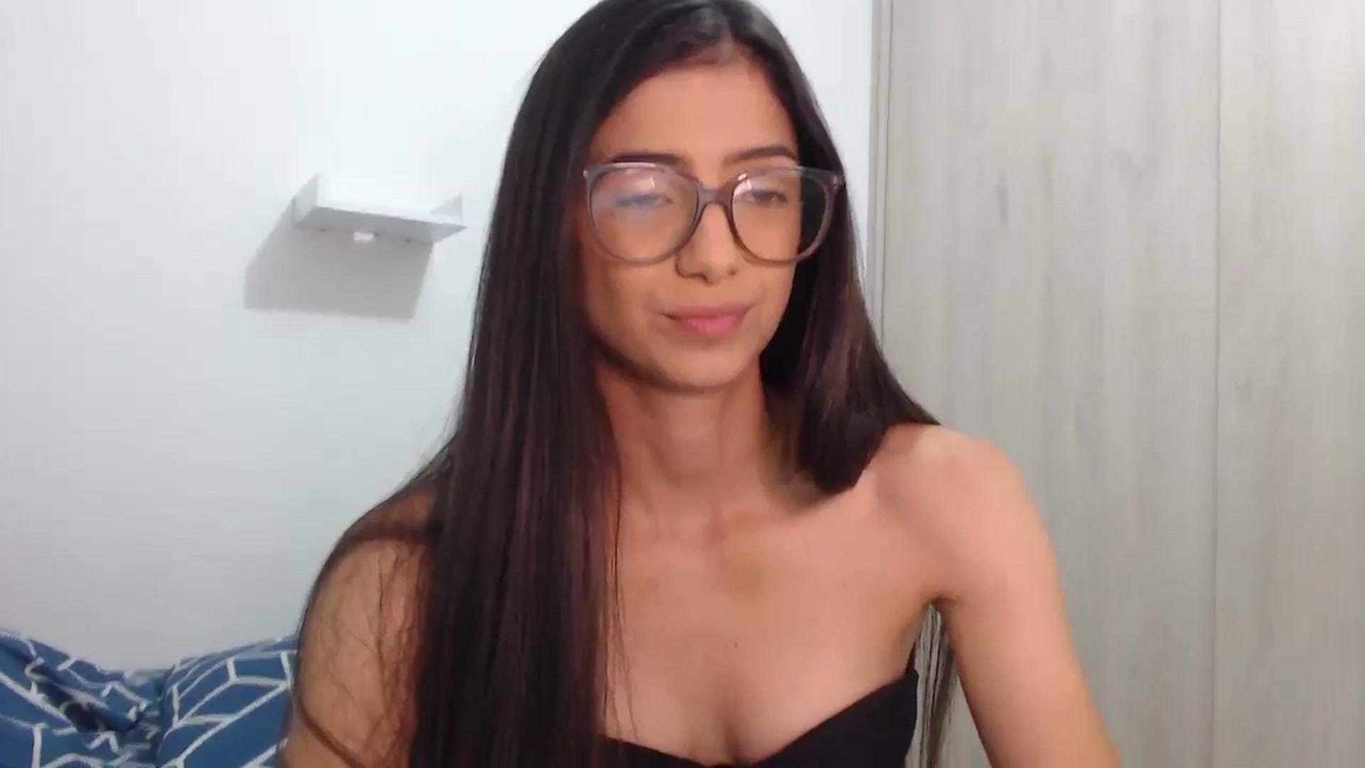 Gallery image thumbnail from Luna_Vargas's myfreecams stream on, 05/27/2025, 01:29 image 16 of 20