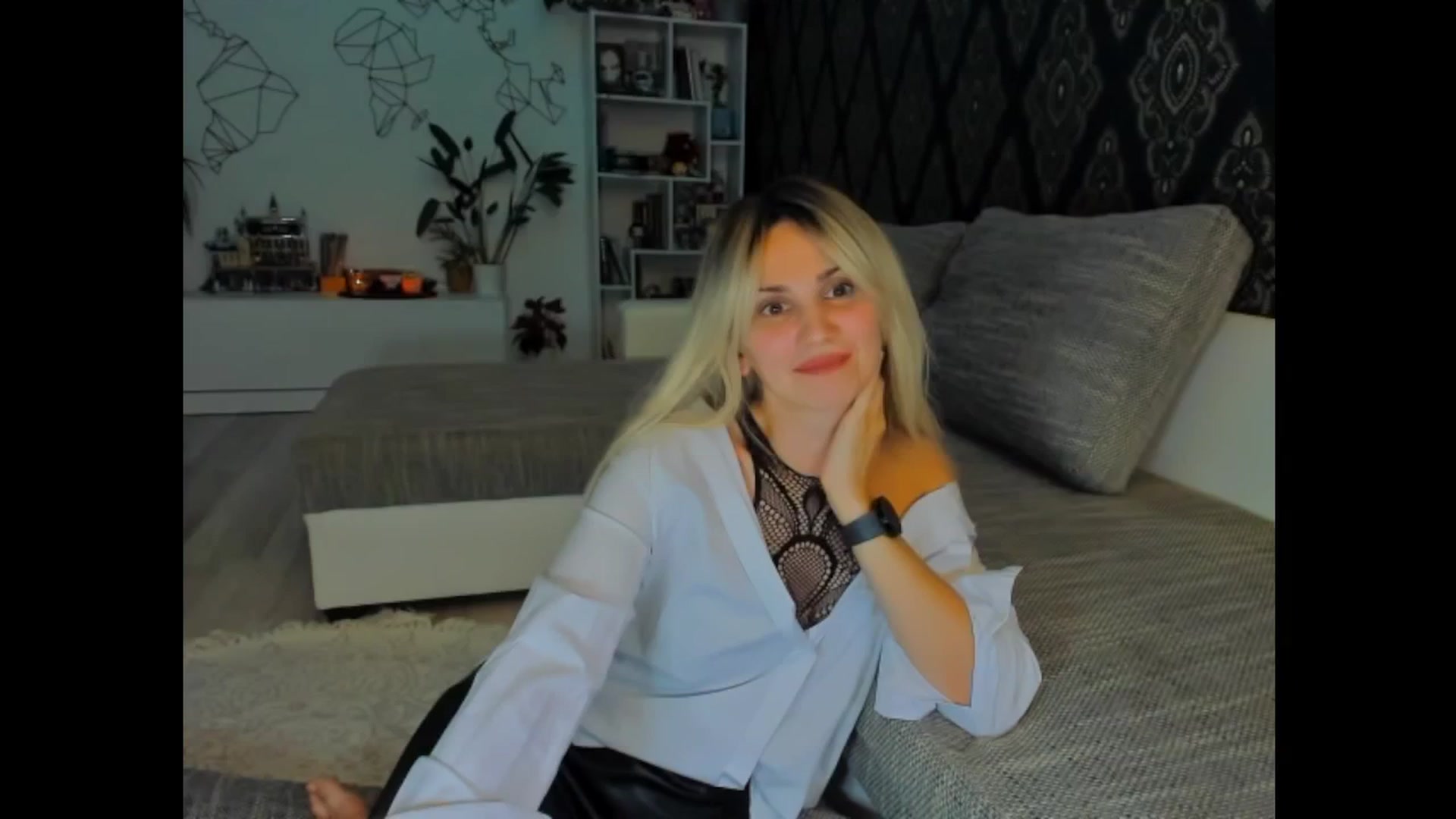 Gallery image thumbnail from Luna_Vibe's myfreecams stream on, 06/30/2025, 24:25 image 4 of 20