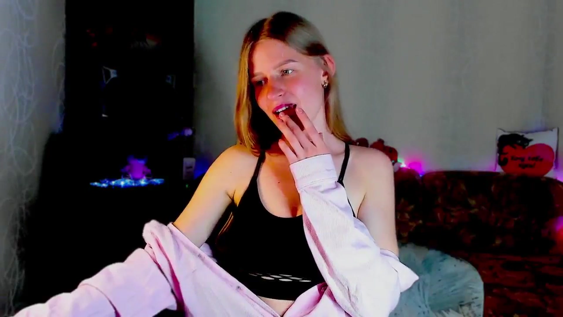Gallery image thumbnail from Luna_evan's myfreecams stream on, 05/20/2025, 13:10 image 2 of 20