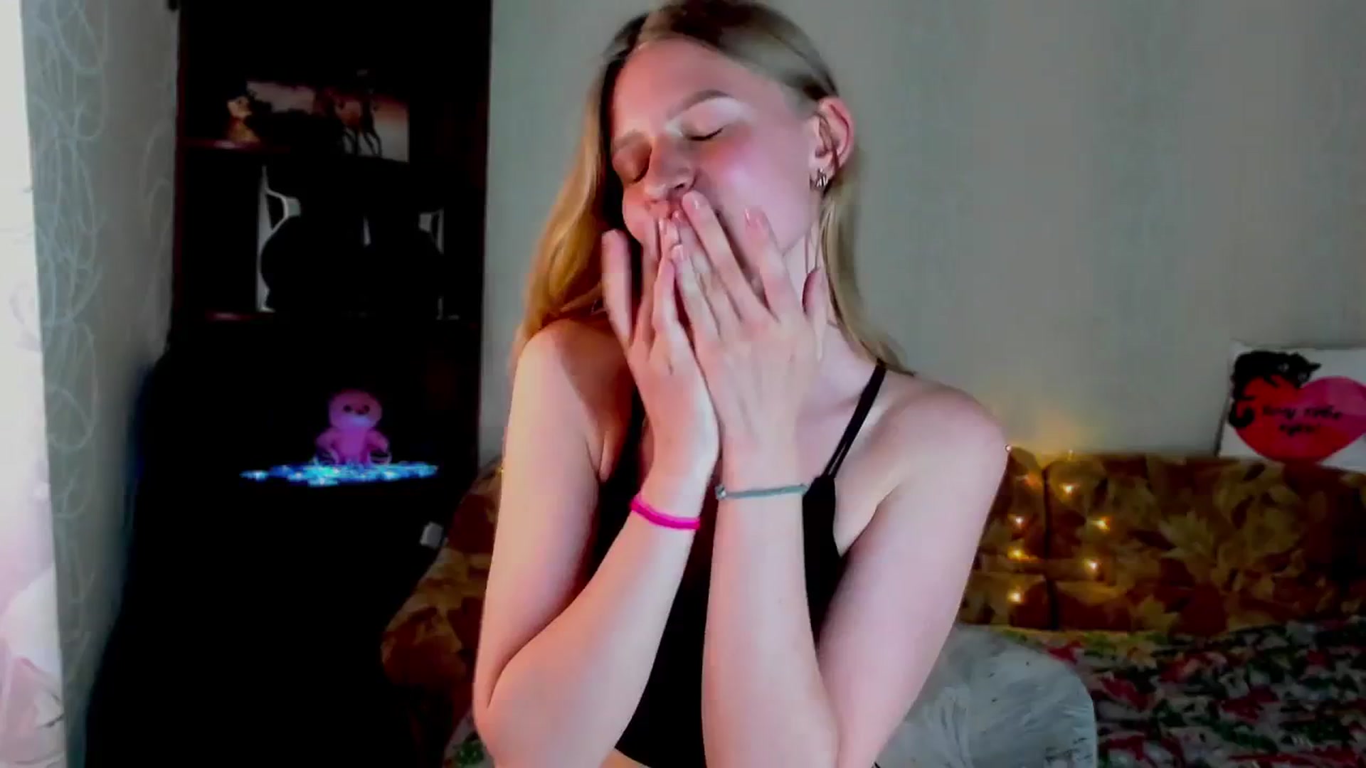 Gallery image thumbnail from Luna_evan's myfreecams stream on, 05/26/2025, 11:03 image 18 of 20