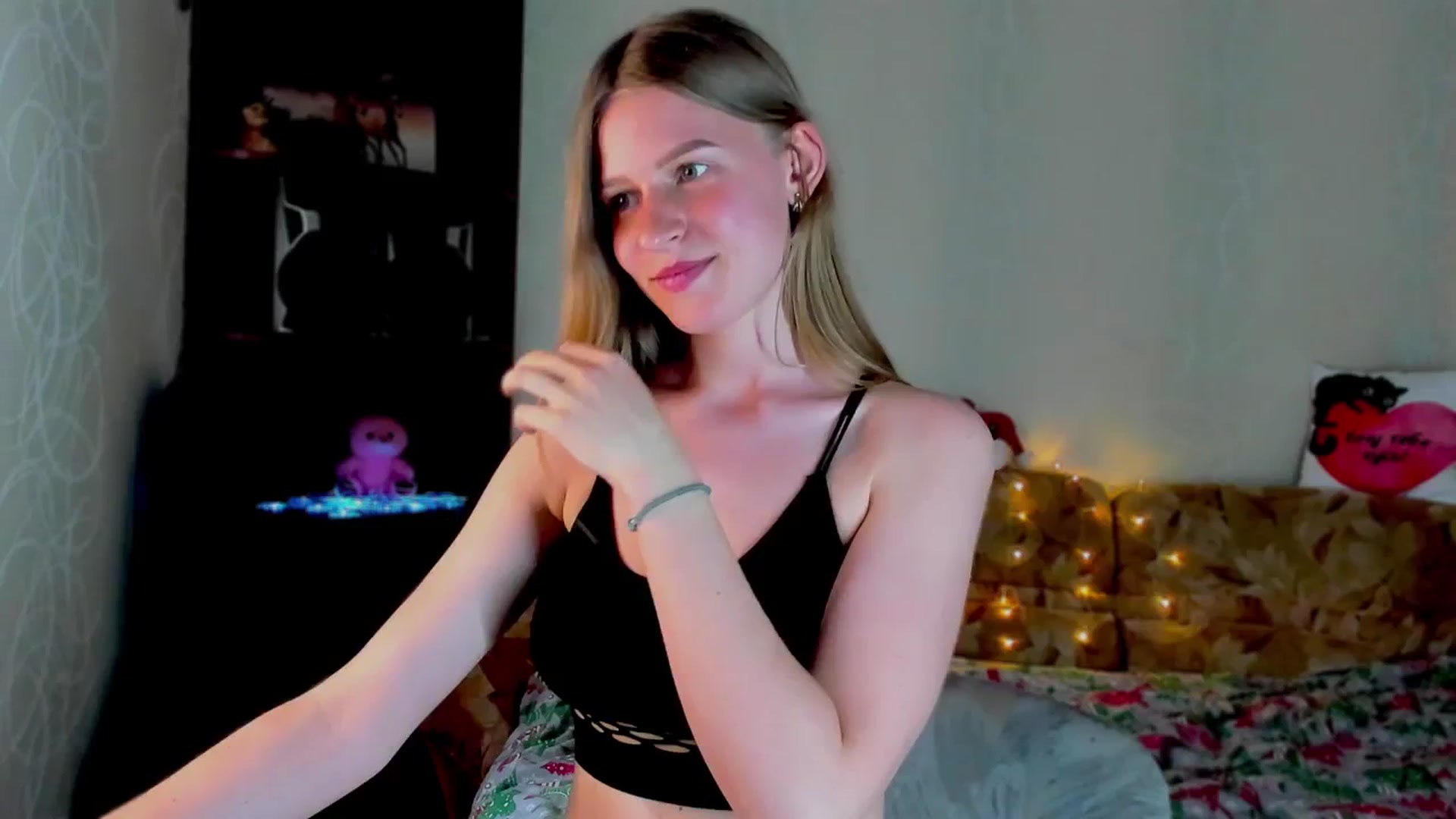 Gallery image thumbnail from Luna_evan's myfreecams stream on, 05/26/2025, 11:03 image 15 of 20