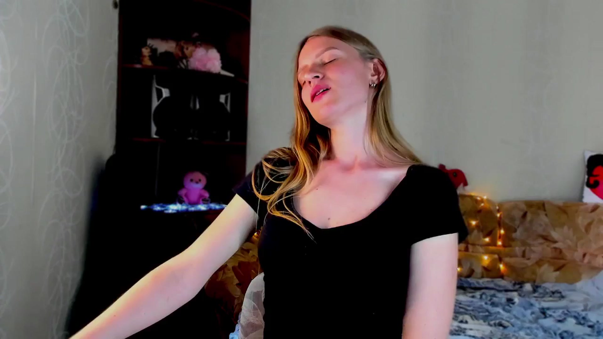 Gallery image thumbnail from Luna_evan's myfreecams stream on, 06/02/2025, 12:11 image 6 of 20