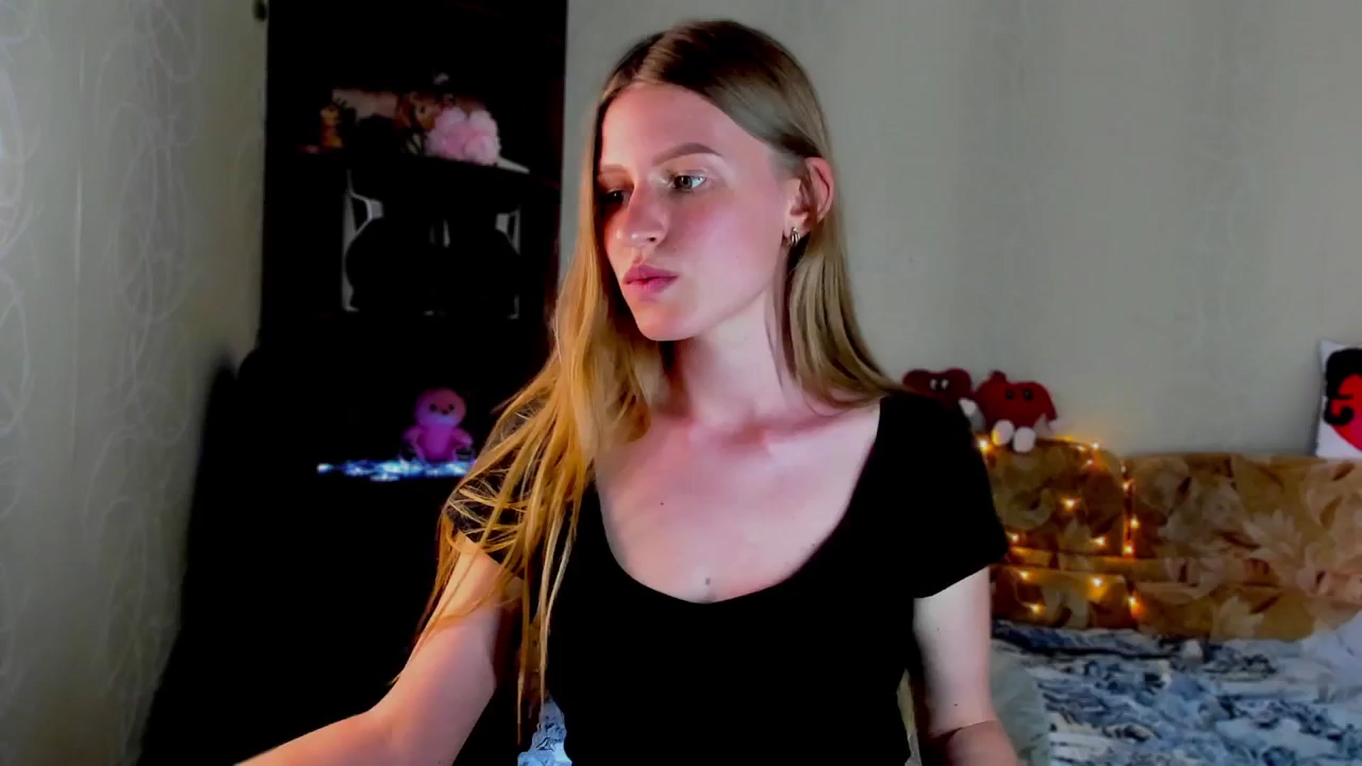 Gallery image thumbnail from Luna_evan's myfreecams stream on, 06/02/2025, 12:11 image 14 of 20