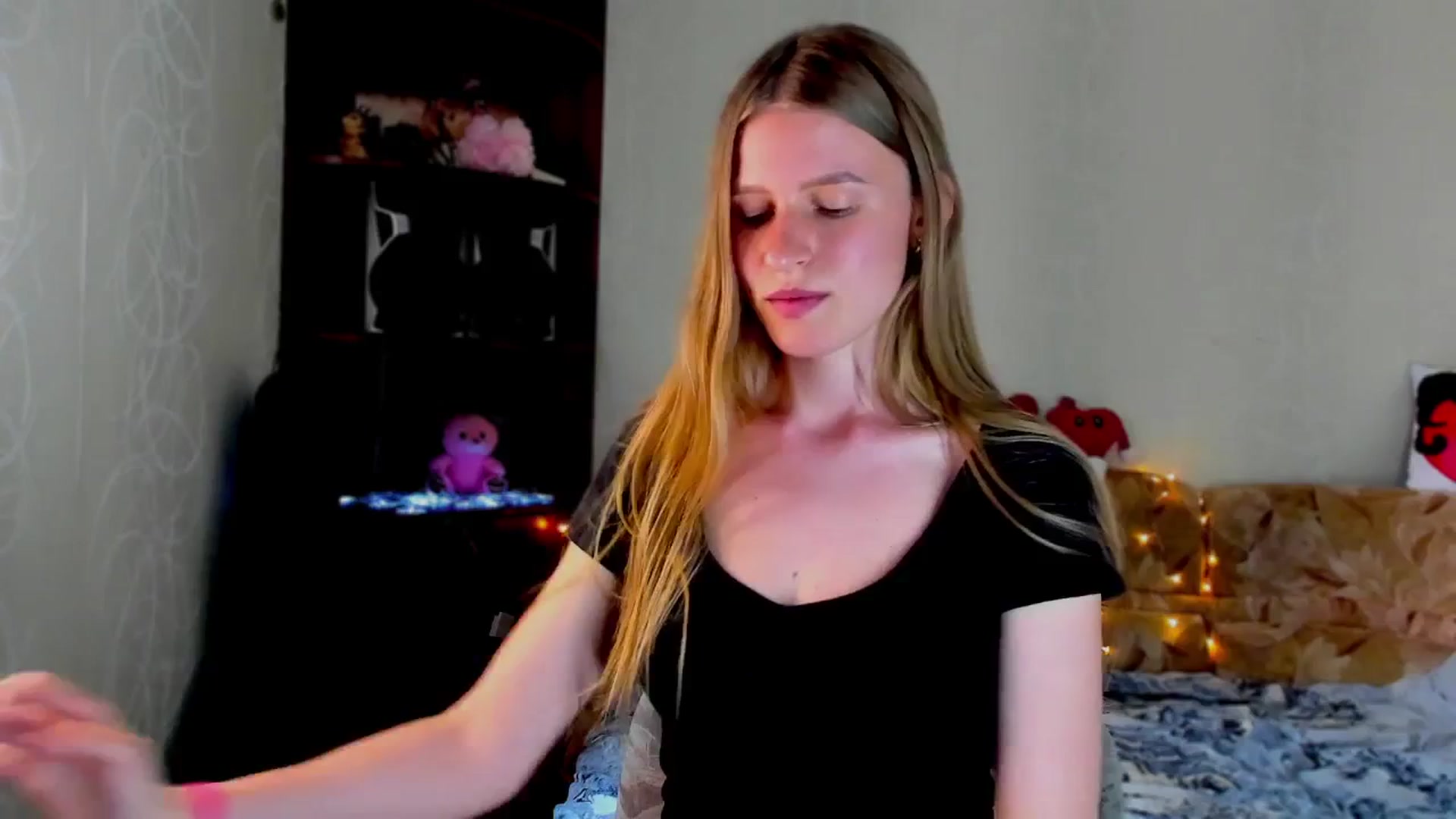 Gallery image thumbnail from Luna_evan's myfreecams stream on, 06/02/2025, 12:11 image 17 of 20