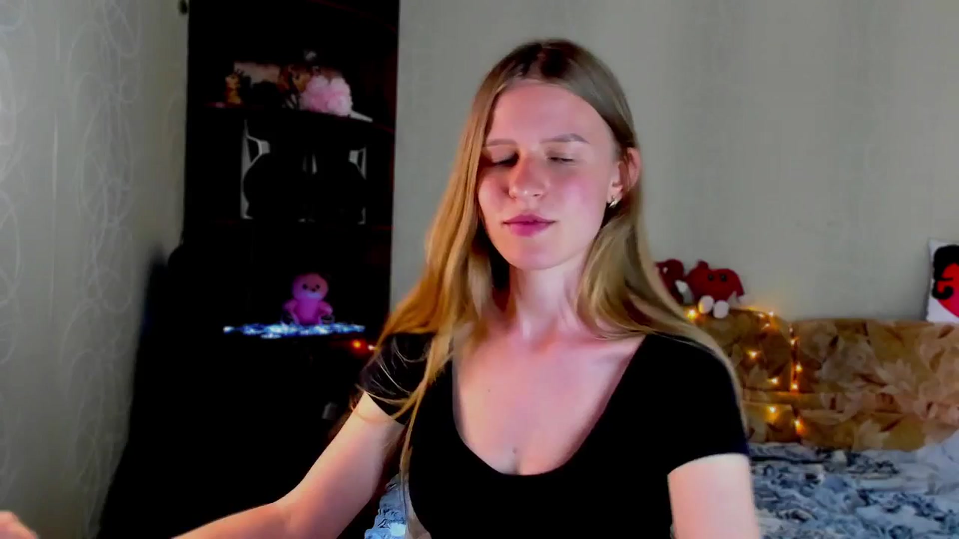Gallery image thumbnail from Luna_evan's myfreecams stream on, 06/02/2025, 12:11 image 15 of 20