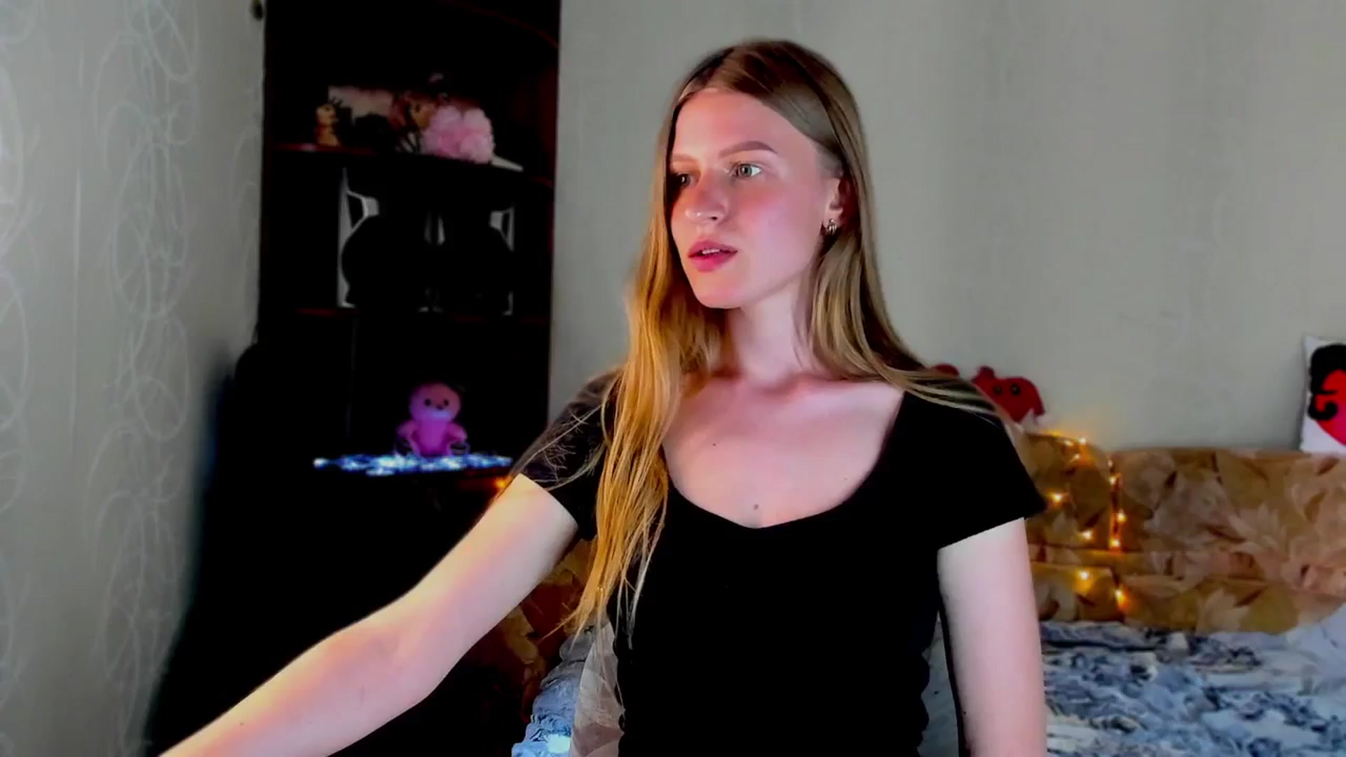 Gallery image thumbnail from Luna_evan's myfreecams stream on, 06/02/2025, 12:11 image 16 of 20