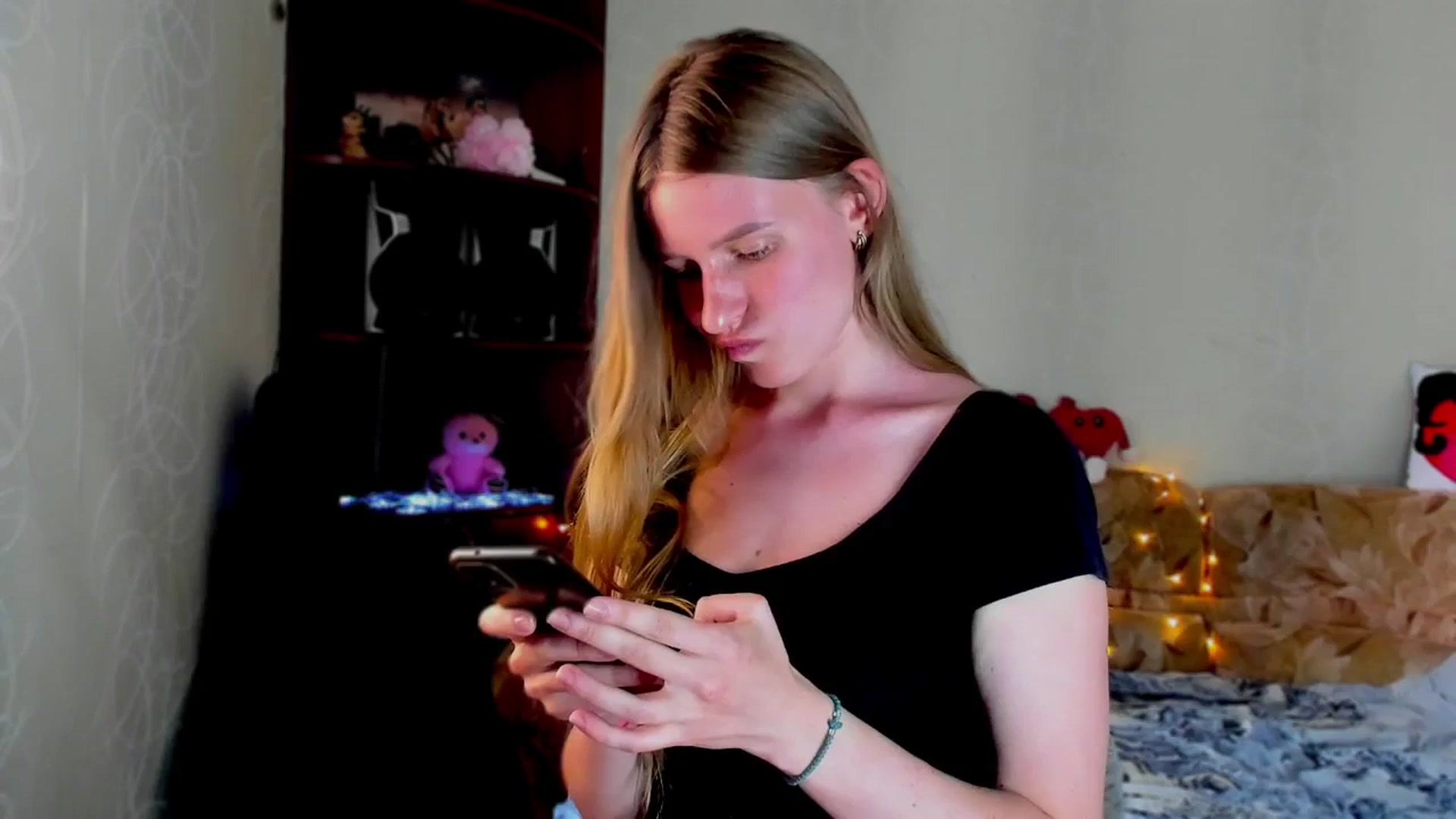 Gallery image thumbnail from Luna_evan's myfreecams stream on, 06/02/2025, 12:11 image 19 of 20
