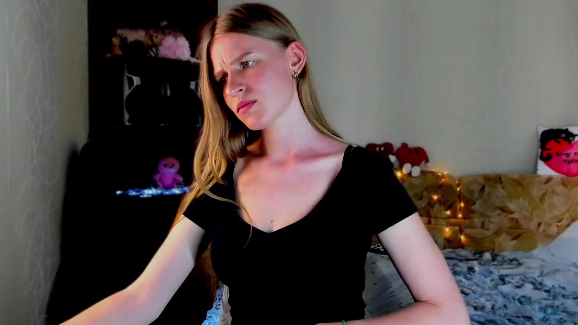 Gallery image thumbnail from Luna_evan's myfreecams stream on, 06/02/2025, 12:57 image 6 of 20