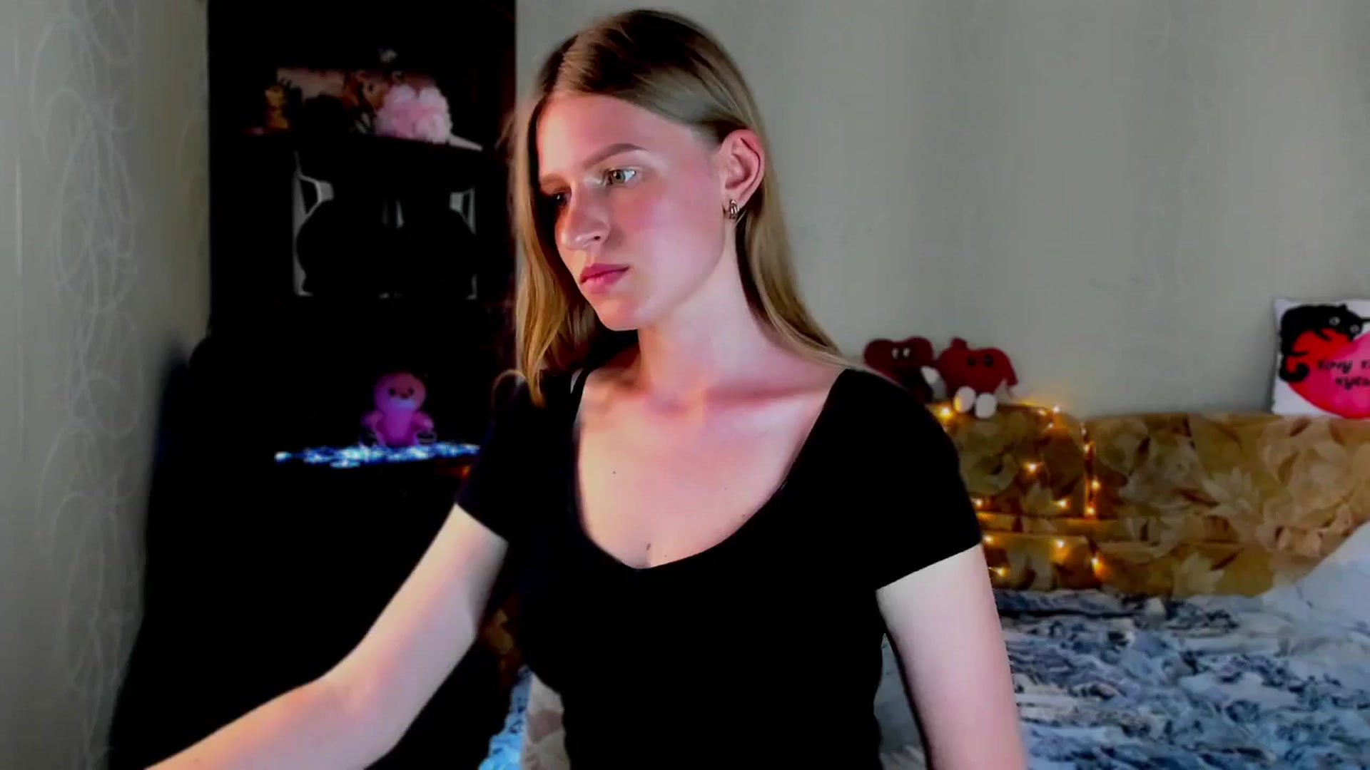 Gallery image thumbnail from Luna_evan's myfreecams stream on, 06/02/2025, 12:57 image 7 of 20