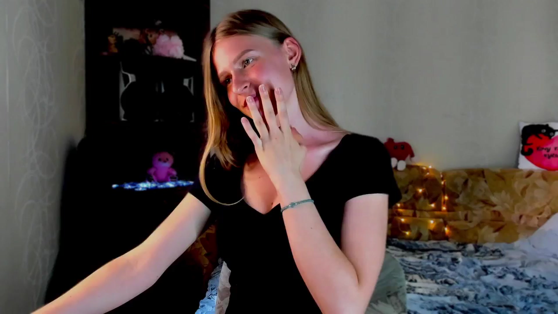 Gallery image thumbnail from Luna_evan's myfreecams stream on, 06/02/2025, 12:57 image 20 of 20
