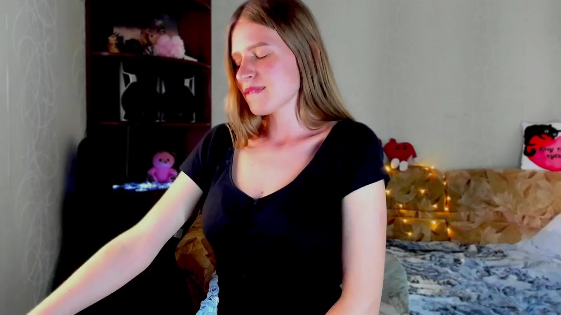 Gallery image thumbnail from Luna_evan's myfreecams stream on, 06/02/2025, 12:57 image 19 of 20