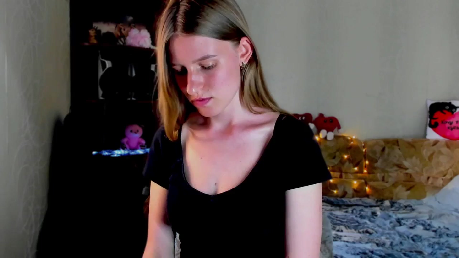 Gallery image thumbnail from Luna_evan's myfreecams stream on, 06/02/2025, 12:57 image 4 of 20