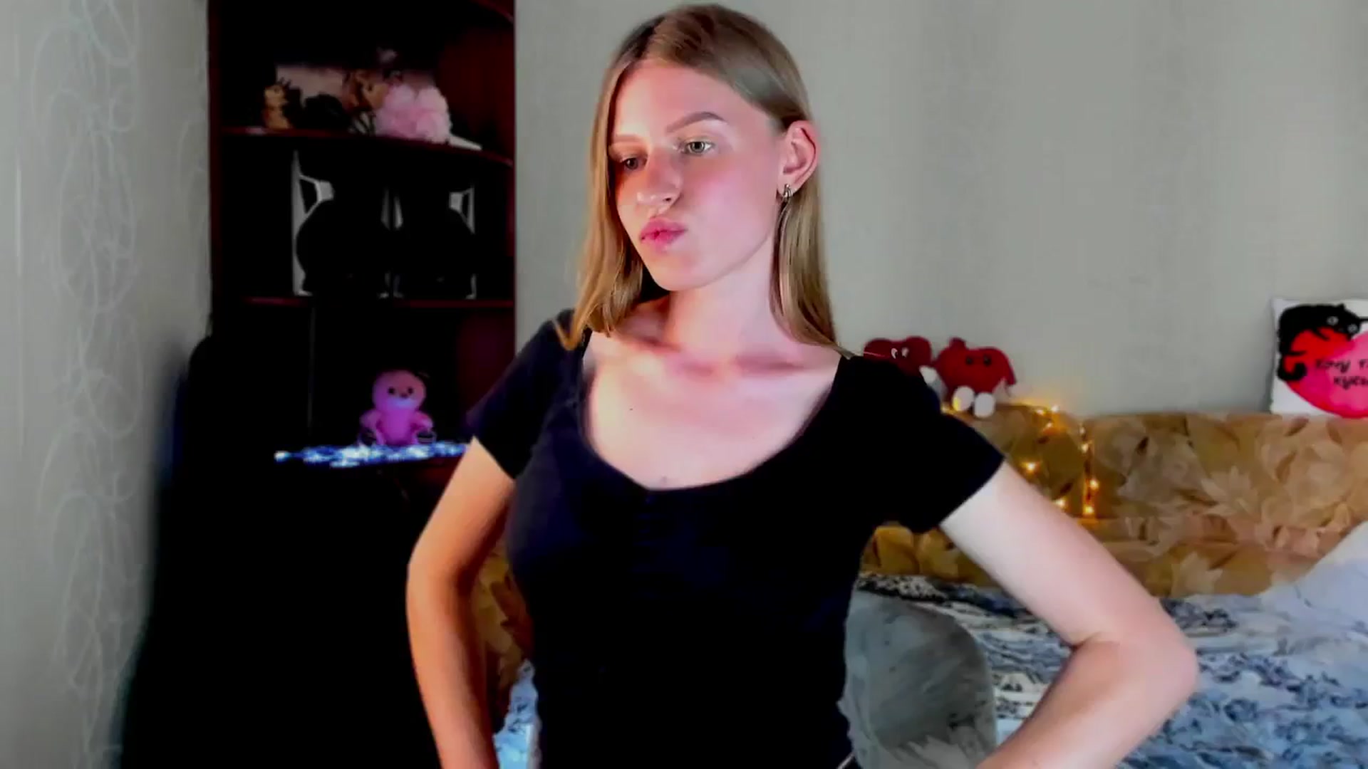 Gallery image thumbnail from Luna_evan's myfreecams stream on, 06/02/2025, 12:57 image 18 of 20