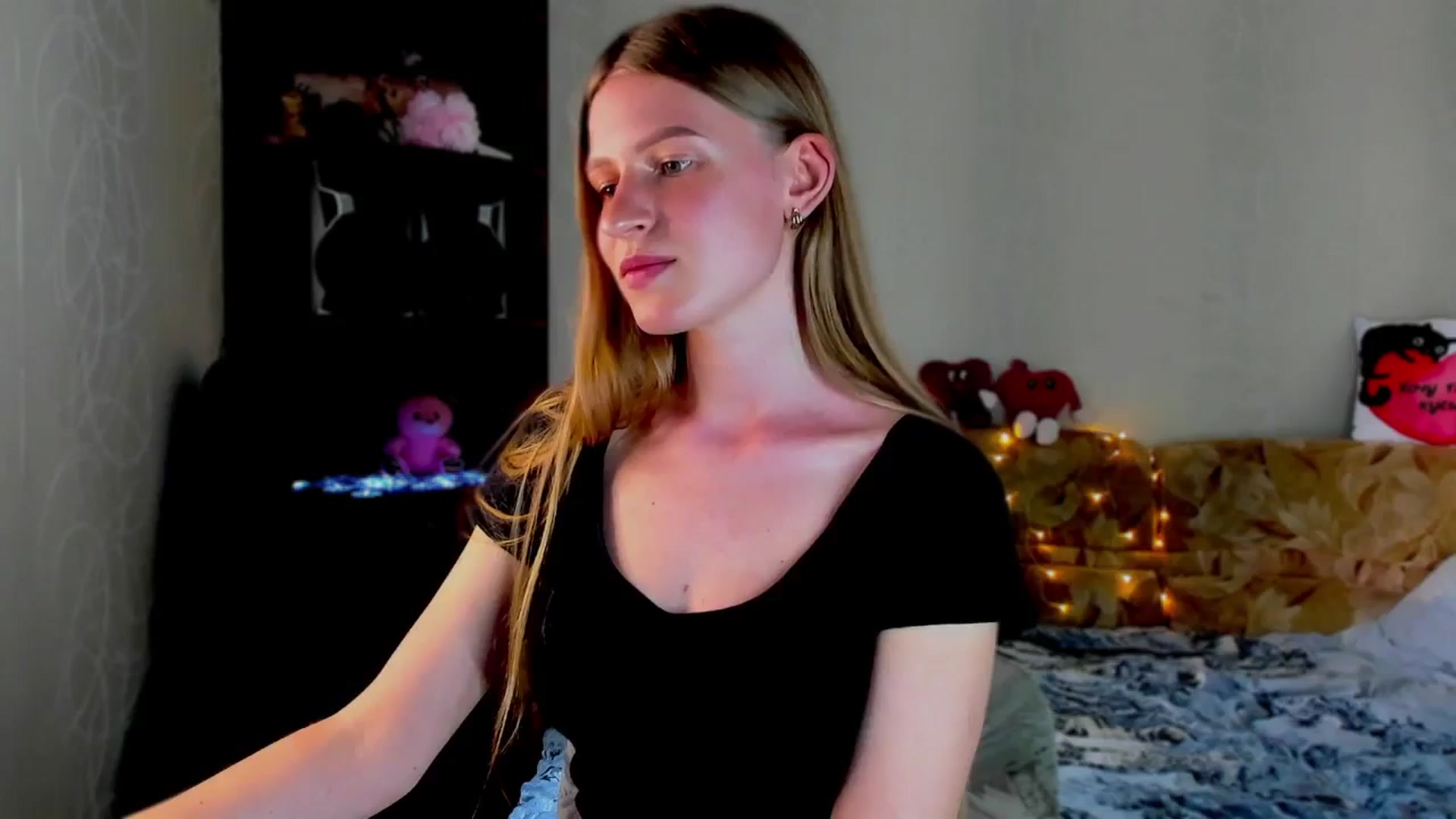 Gallery image thumbnail from Luna_evan's myfreecams stream on, 06/02/2025, 12:57 image 11 of 20