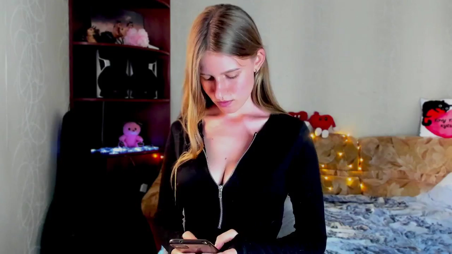 Gallery image thumbnail from Luna_evan's myfreecams stream on, 06/02/2025, 13:22 image 18 of 20