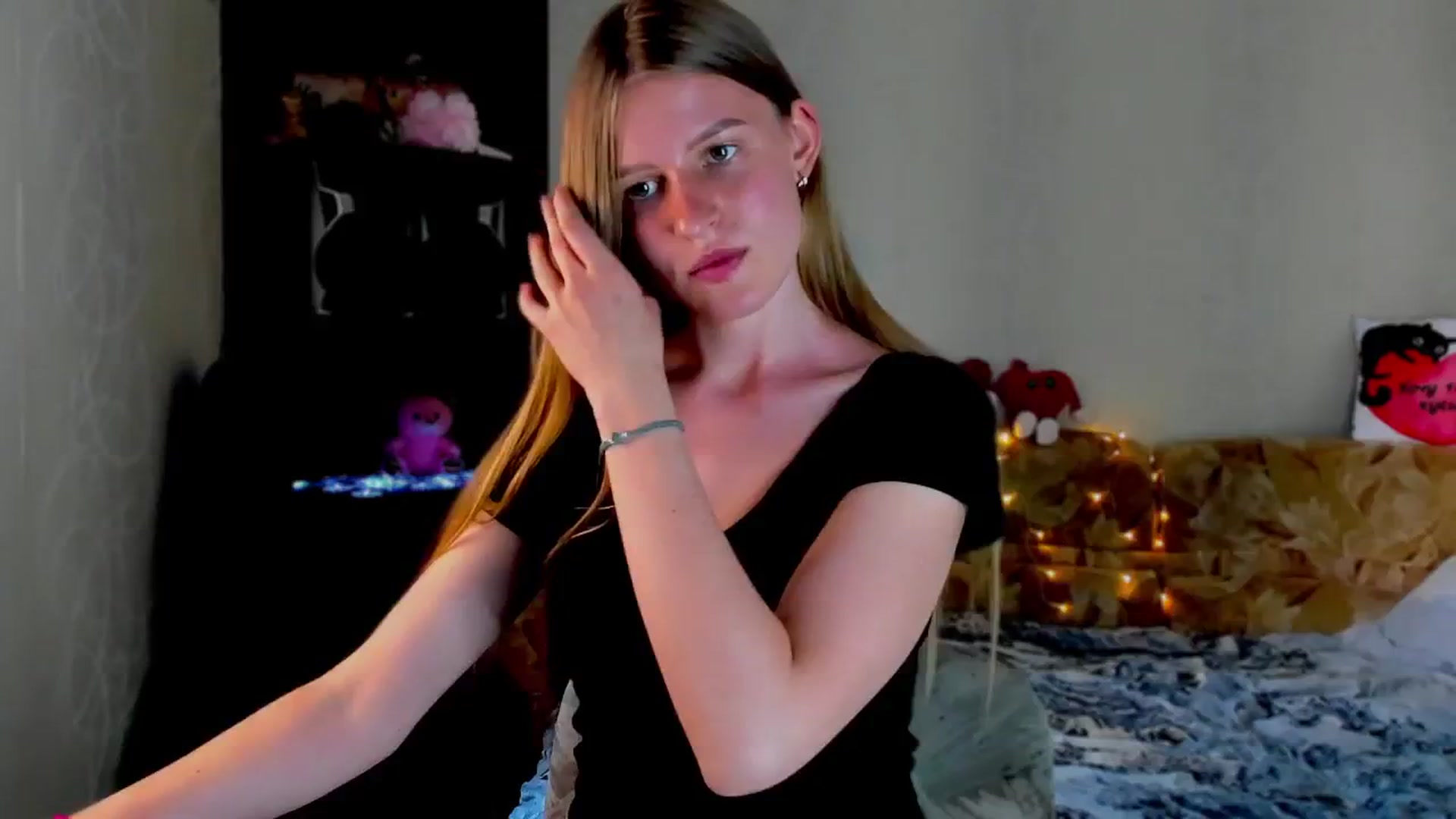 Gallery image thumbnail from Luna_evan's myfreecams stream on, 06/02/2025, 13:22 image 11 of 20