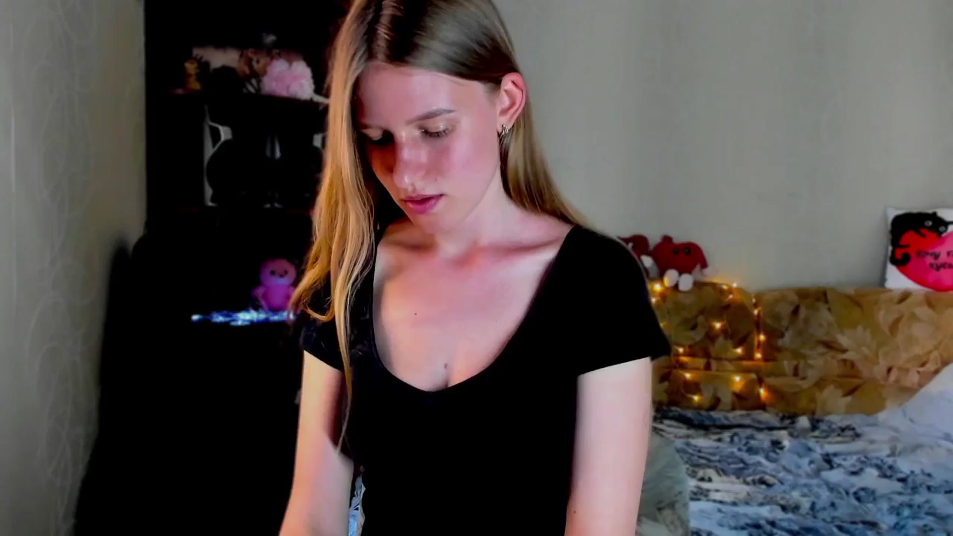 Gallery image thumbnail from Luna_evan's myfreecams stream on, 06/02/2025, 13:22 image 9 of 20