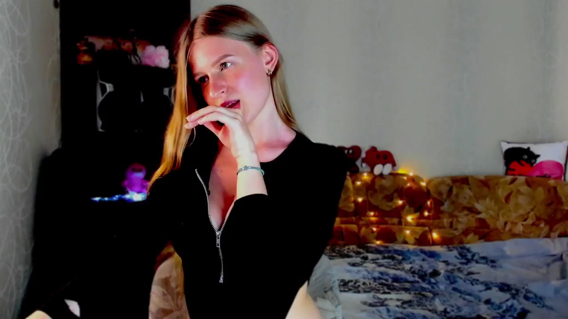 Gallery image thumbnail from Luna_evan's myfreecams stream on, 06/03/2025, 11:24 image 16 of 20