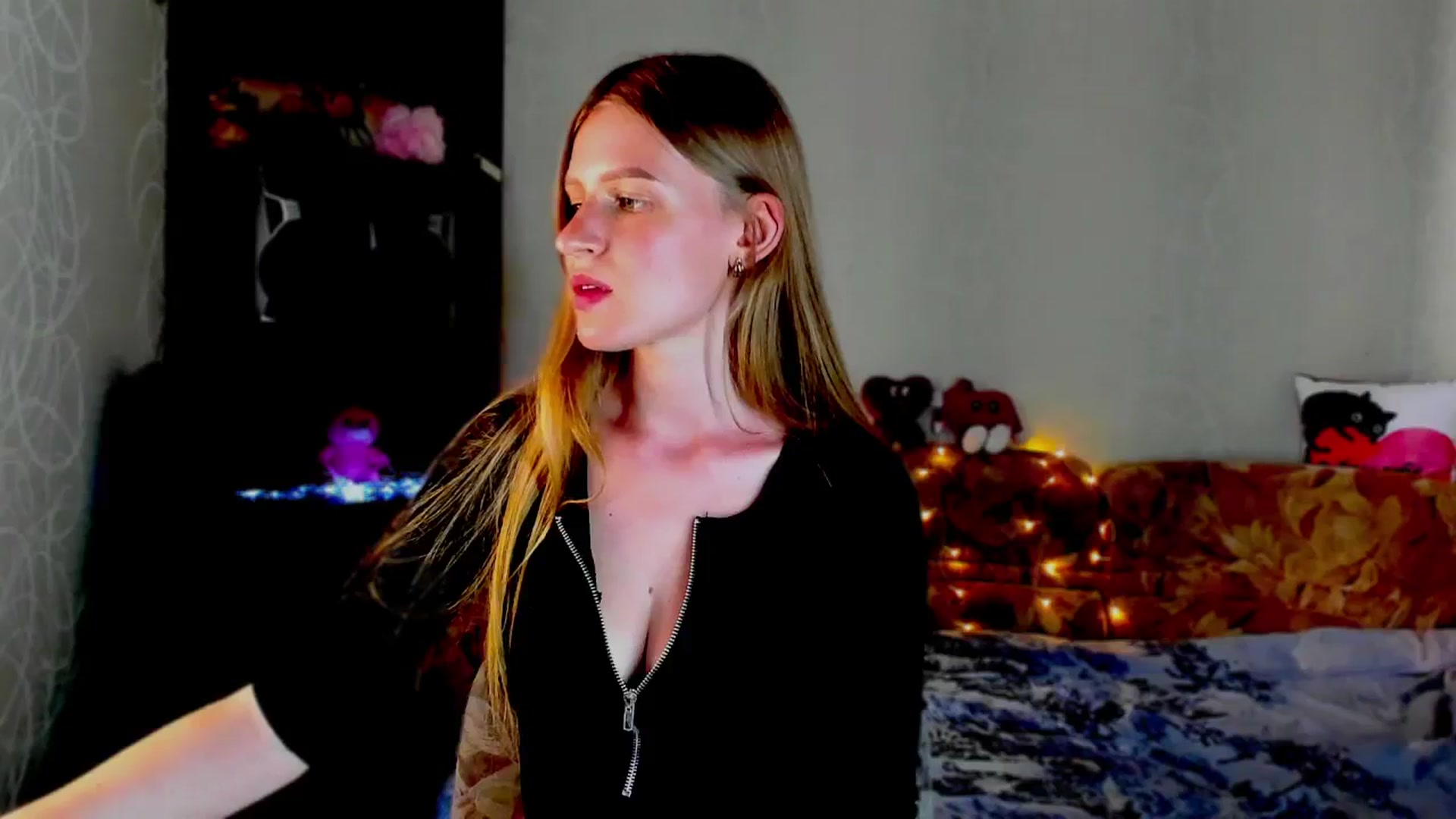 Gallery image thumbnail from Luna_evan's myfreecams stream on, 06/03/2025, 12:41 image 12 of 20